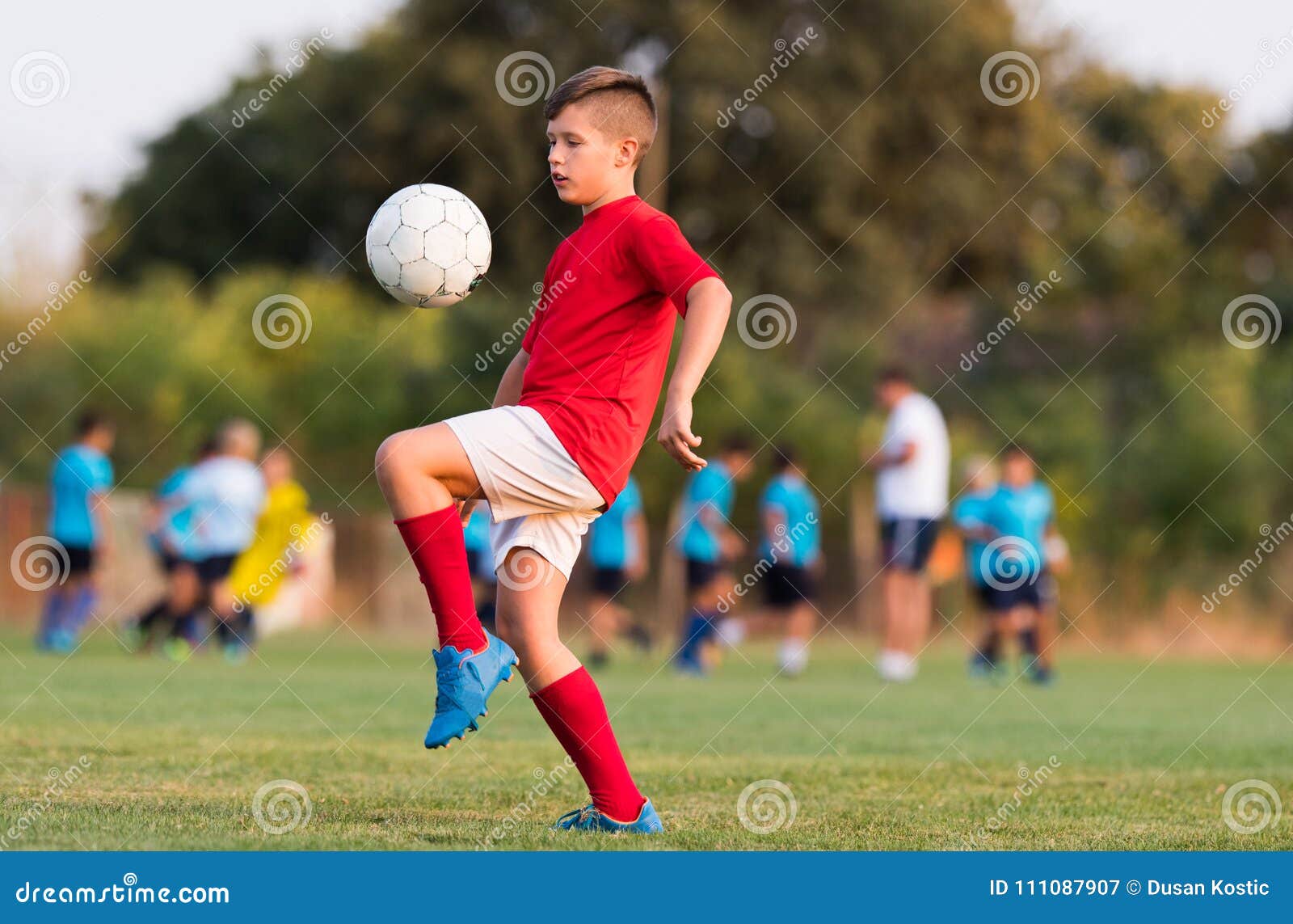 Мальчик на спортивной площадке