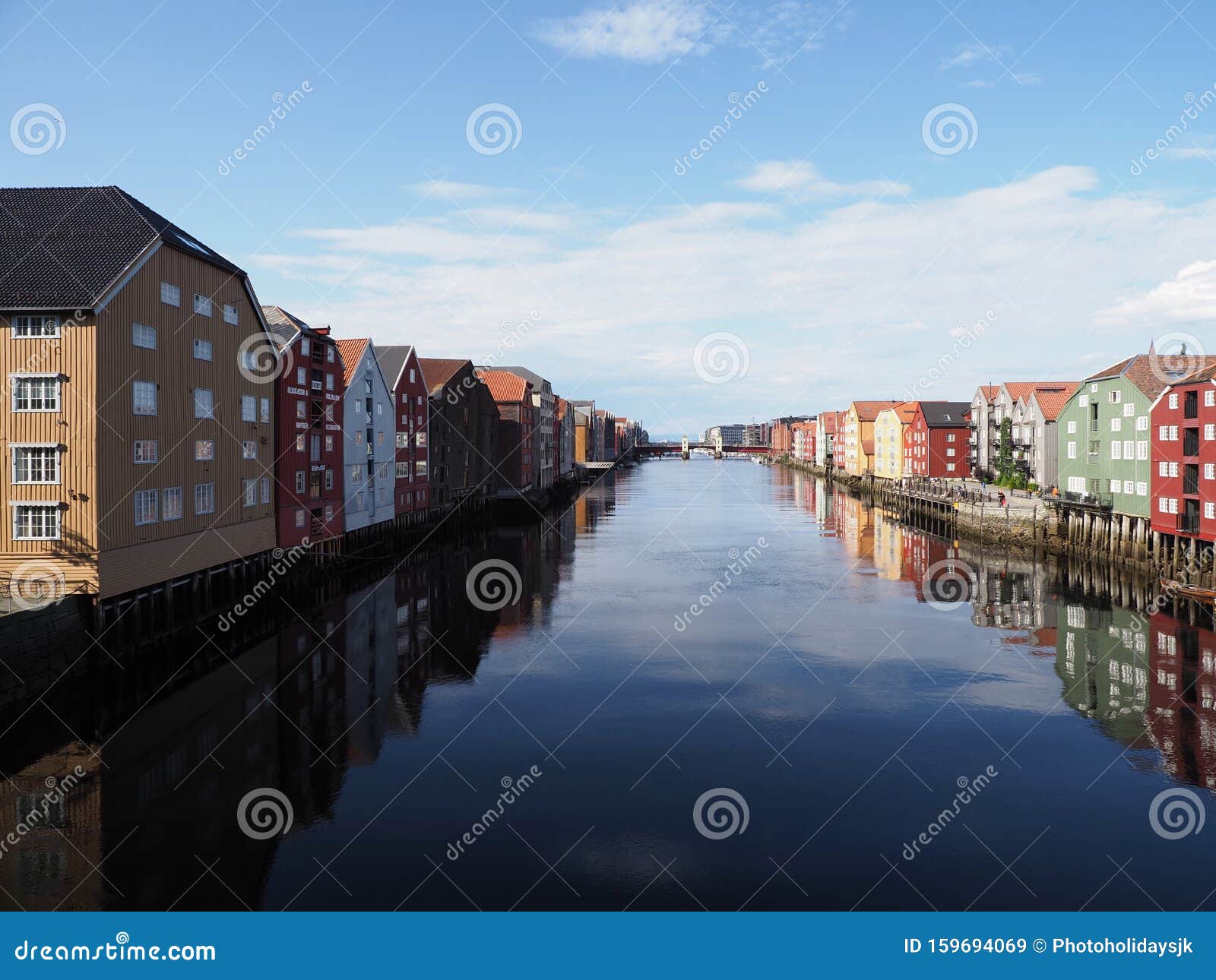 Харбор и цветные дома на реке Нидельва в городе Трондхейм в Норвегии  Стоковое Изображение - изображение насчитывающей река,  достопримечательностью: 159694069