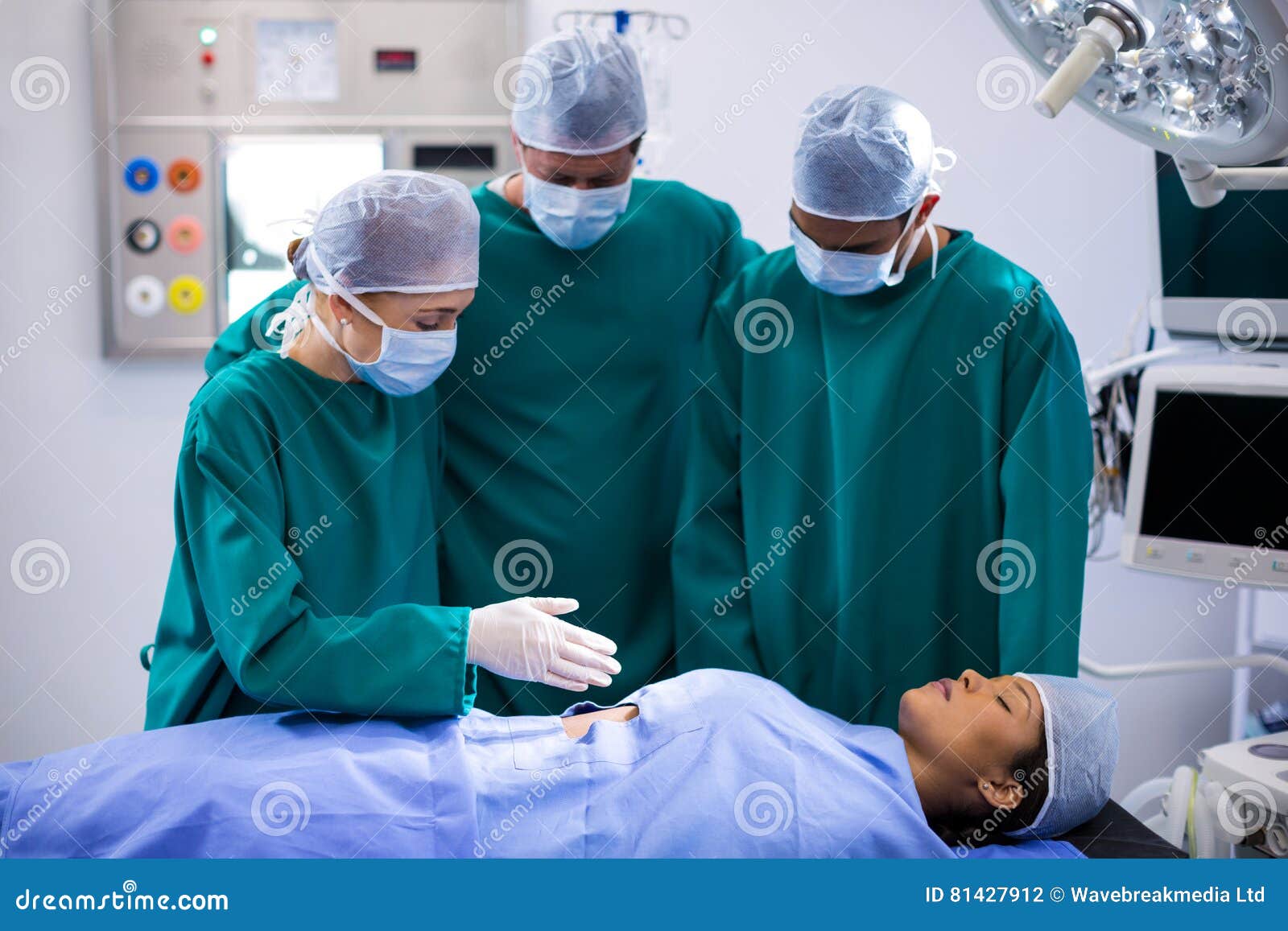 Как выглядит операционную. Хирургическая бригада в операционной. Данную операцию выполнять. Хирург собирается в операционную. Хирургическая операция.