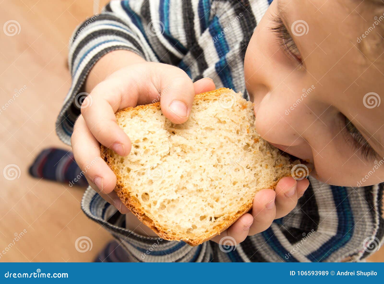 Ночью ем хлеб. Ест хлеб. Мальчик с хлебом. Мальчик с хлебом картинка. Ребенок ест хлеб.