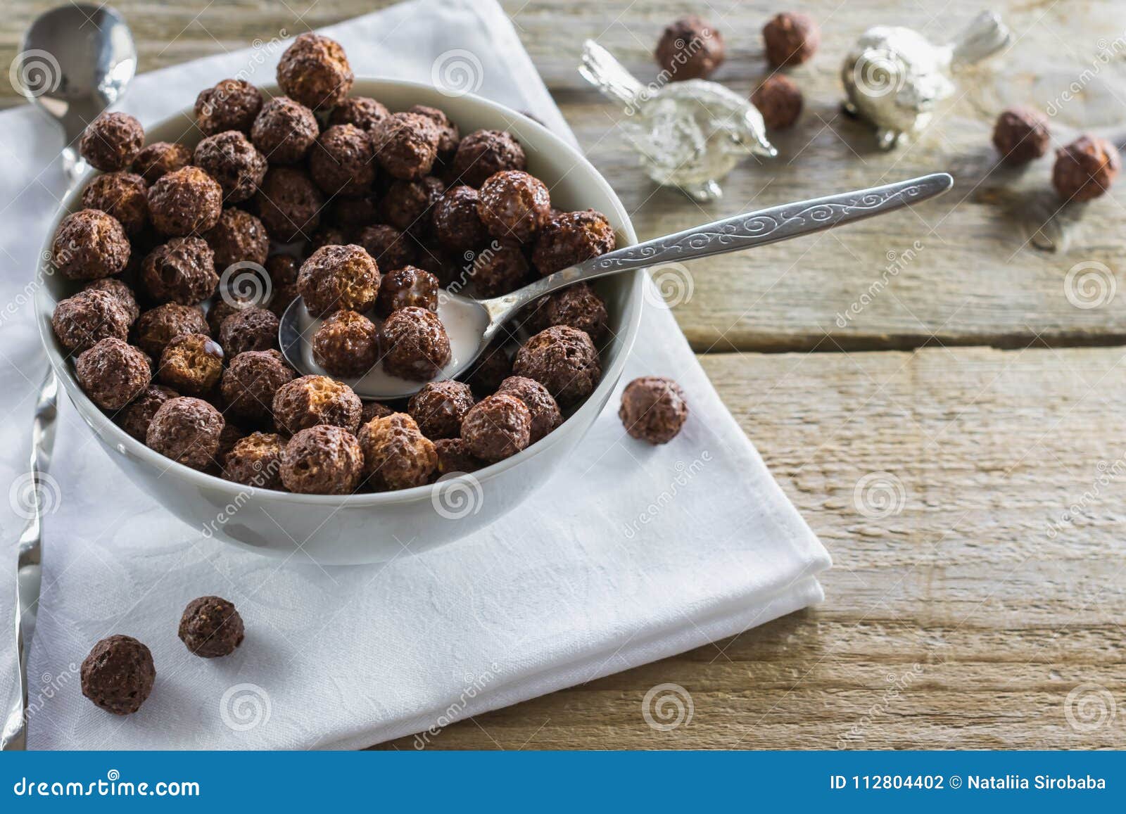 Миска с шоколадными шариками