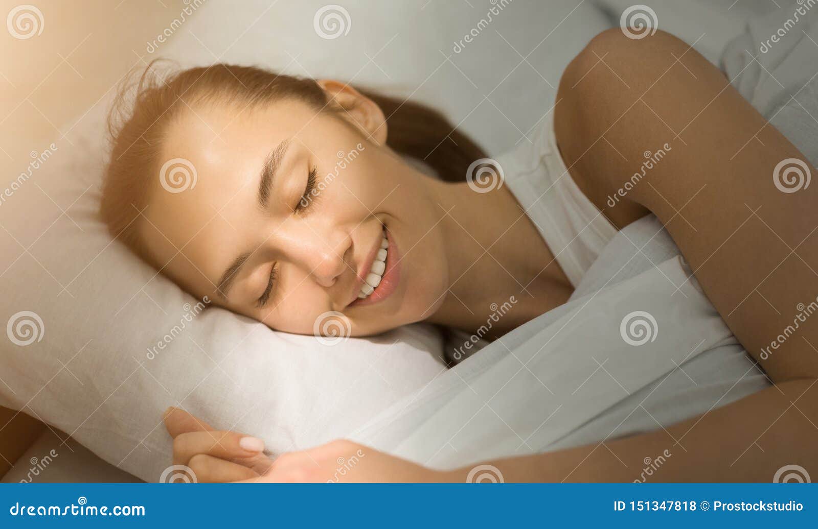 Здоровый сон. Уютной ночи. Открытки чтобы сделать приятное мужчине в постели. Фотосессия в постели. Приятная в постели.