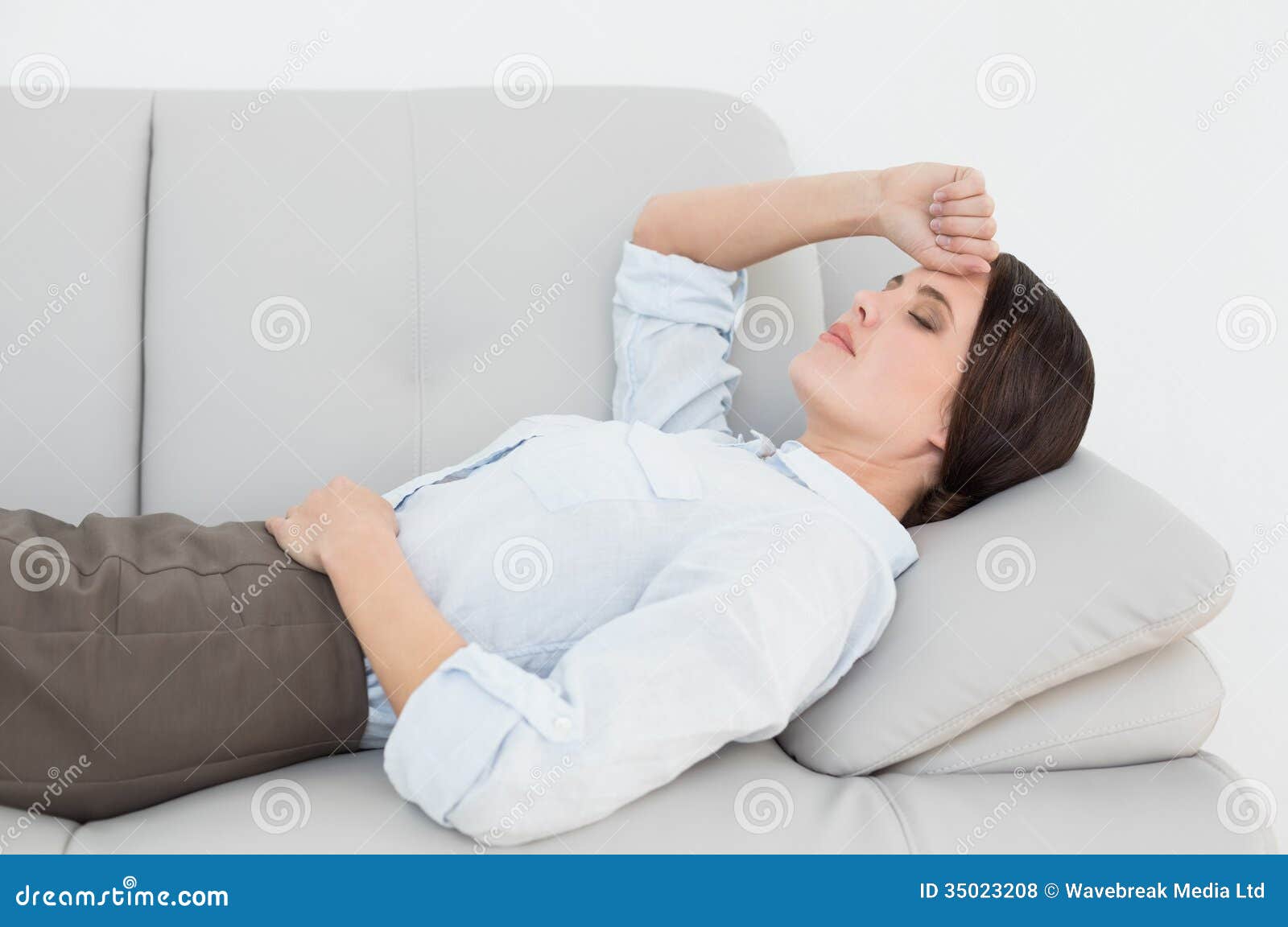 Chillout bitter. Relaxing side. Отдыхающий человек. Расслабление. Девушка в гамаке на пляже.