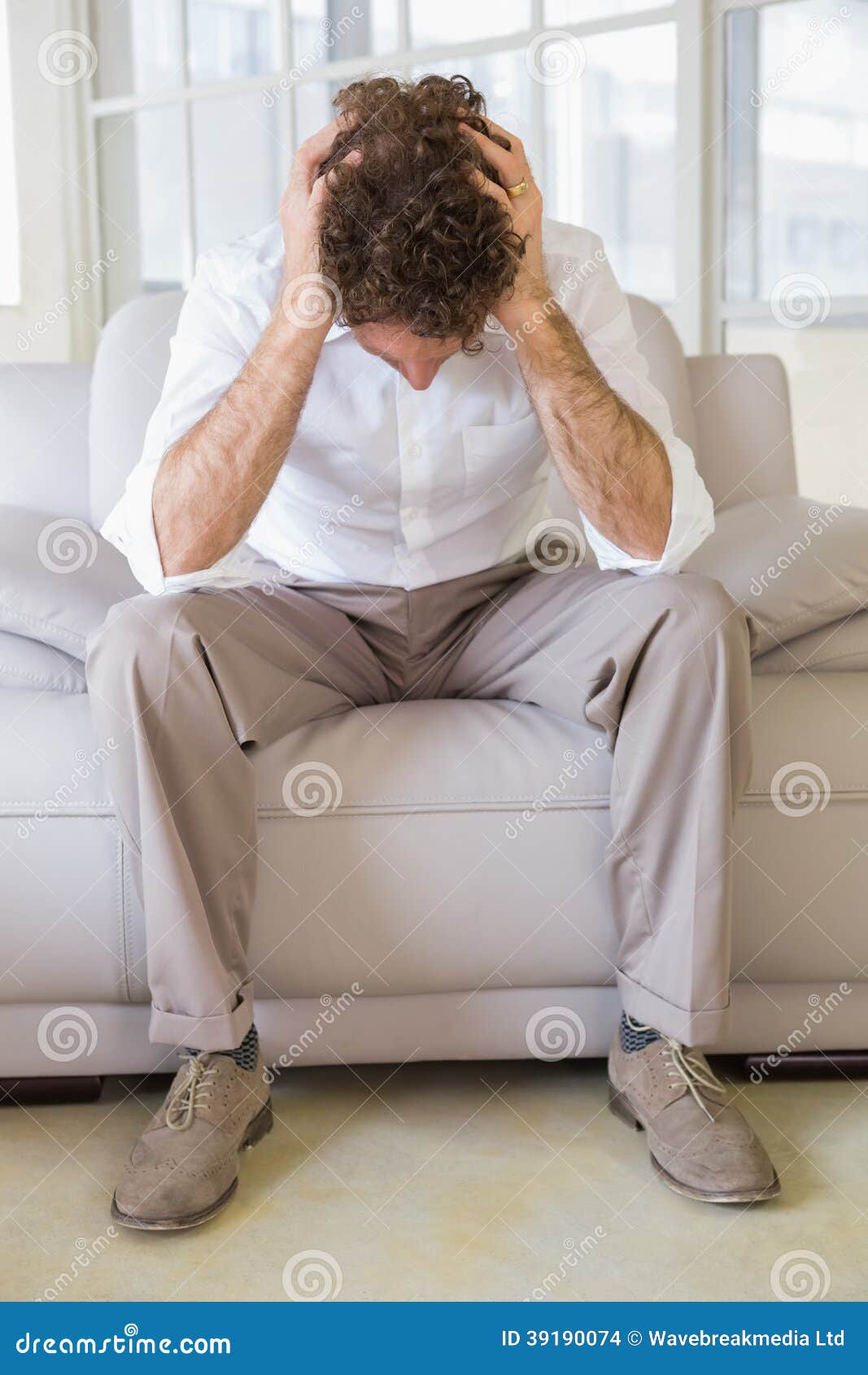 поднять стул уперевшись головой в стену