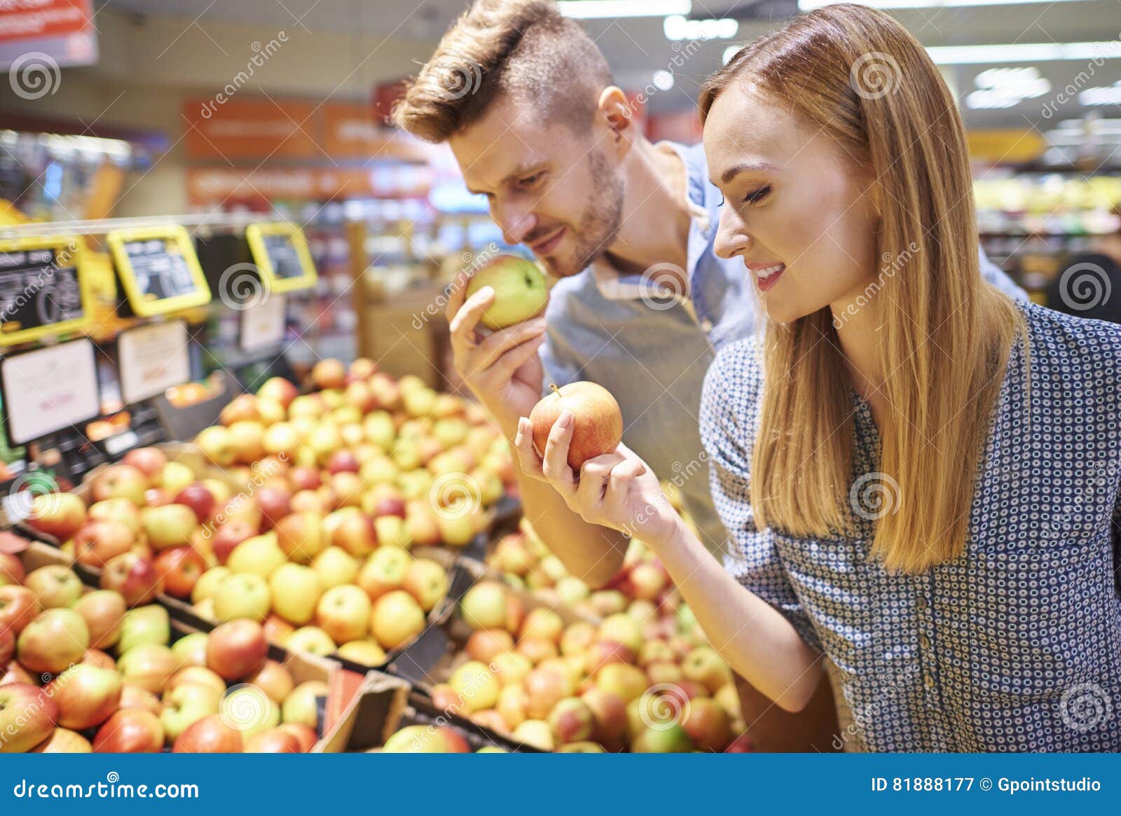 Есть 75 яблок выберите все верные. Яблоко магазин. Человек выбирает фрукты. Девушка выбирает фрукты в супермаркете. Выбор фруктов.