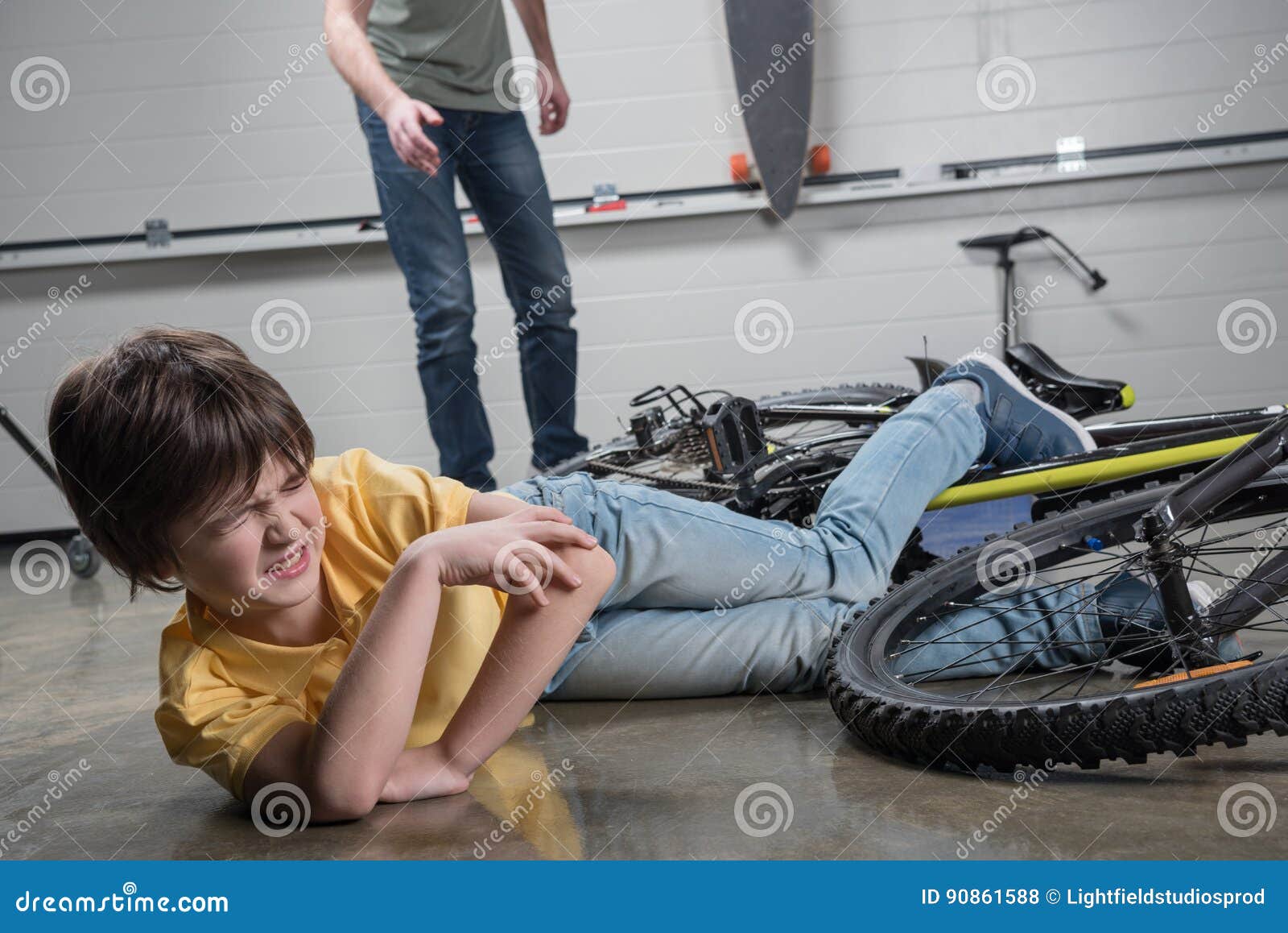 Упал заплакал. Мальчик упал с велосипеда. Мальчики и сломанный велосипед. Мальчик упал с велочэсипеоа. Мальчик падает.