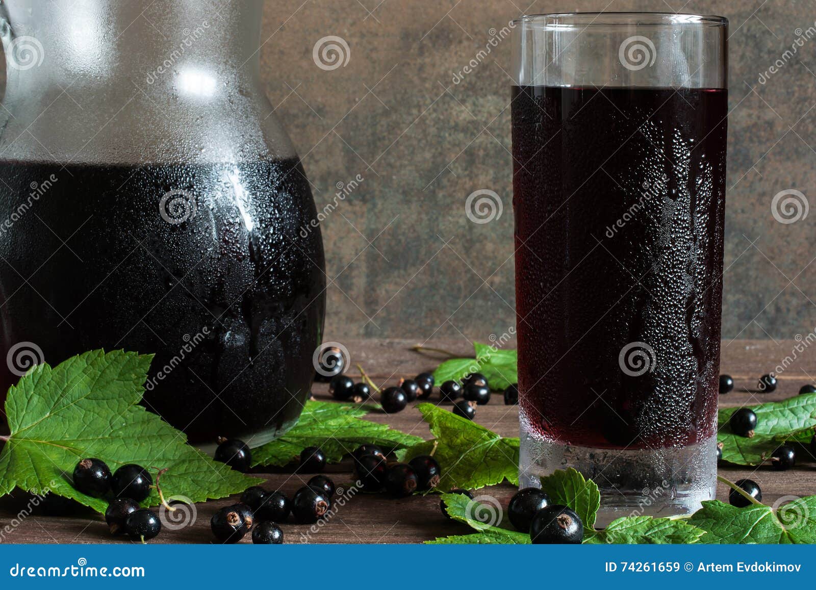 Определить плотность сока массой. Сок черной смородины. Живые витамины из смородины. Сок смородины. Витаминный напиток.