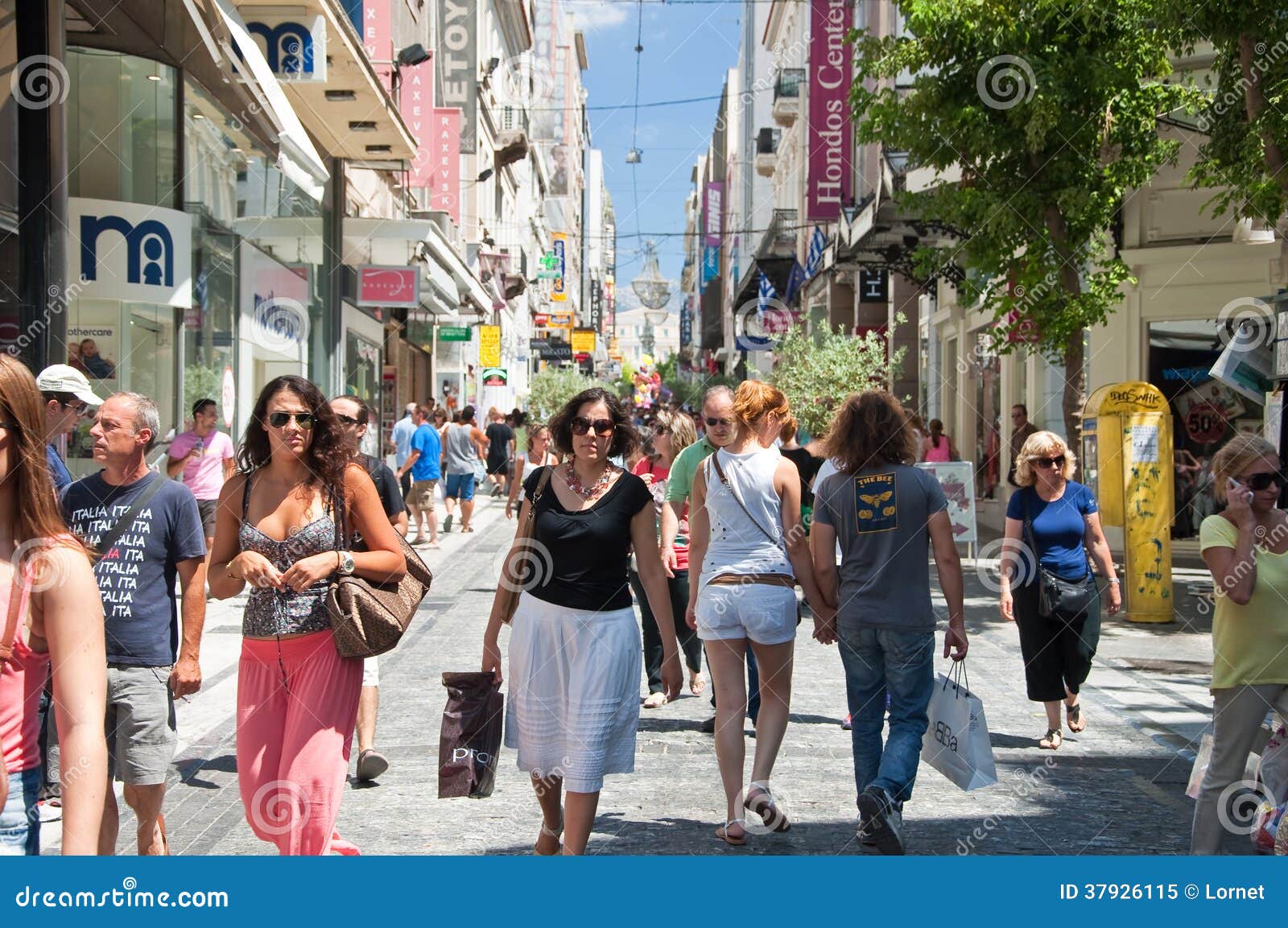 Человек живущий в греции. Люди на улице. Греция люди. Девушки Греции на улицах. Улицы Греции с людьми.