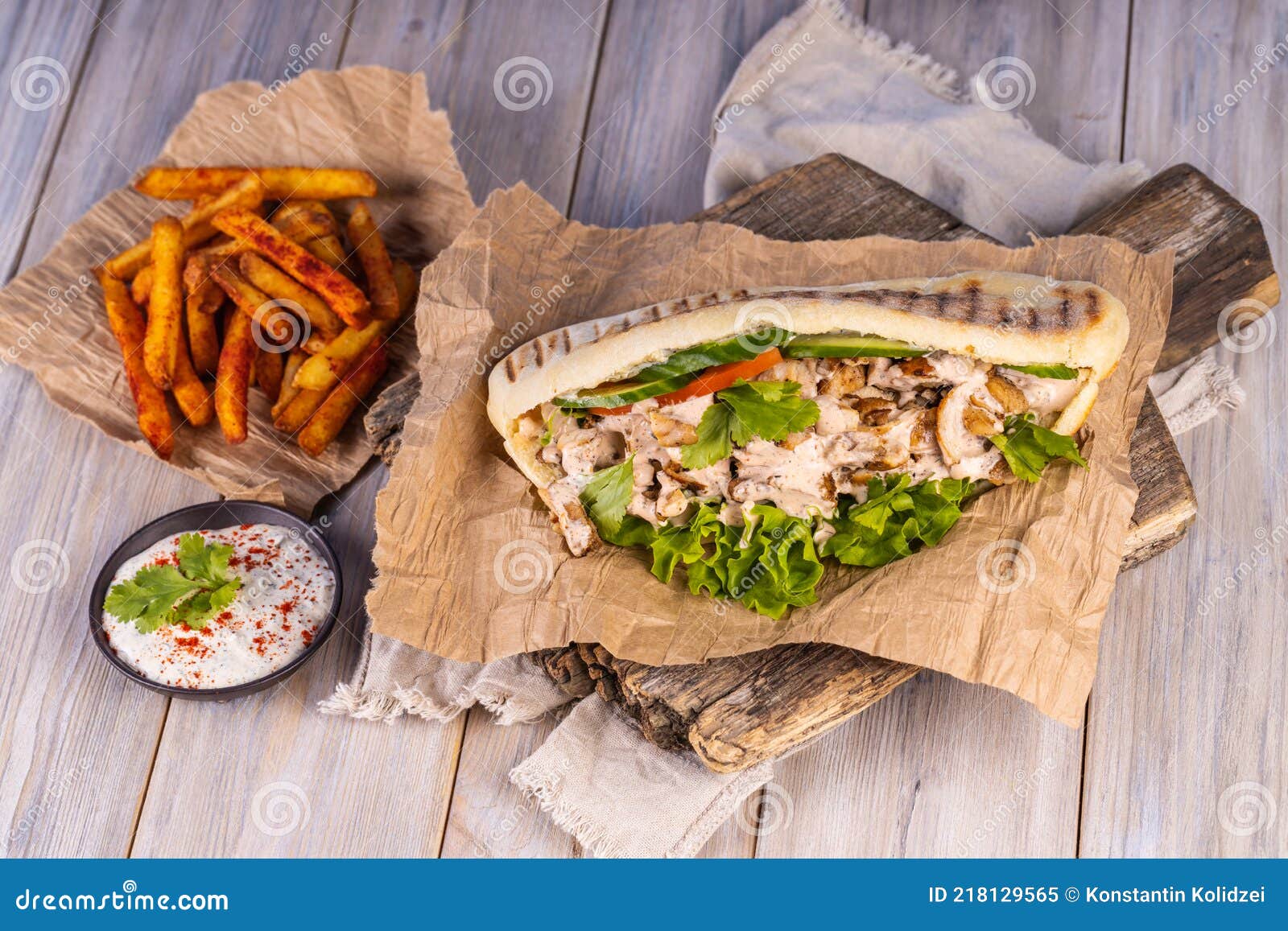 Пито шаурма. Гирос шаурма кебаб сэндвич. Греческая шаурма гирос. Греческая шаверма гирос. Пита шаурма.