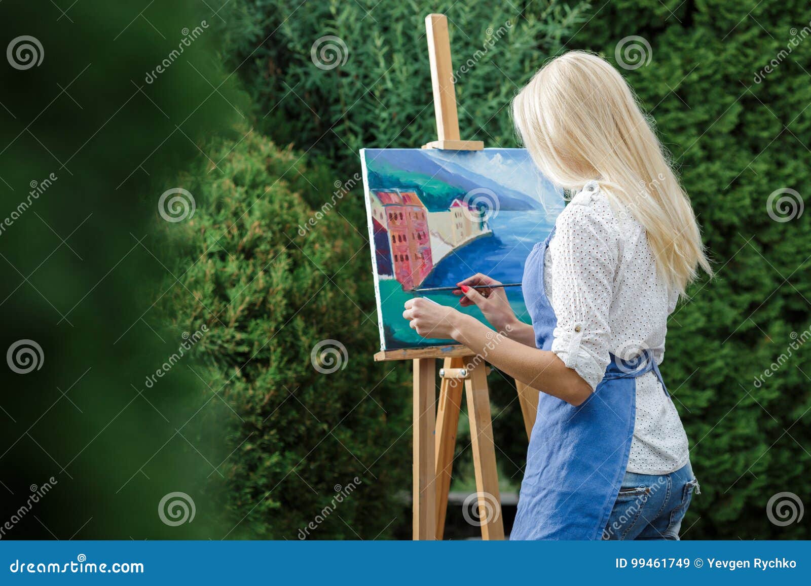 Слева от окна мольберт найдите слово. Девочка с мольбертом. Картина на мольберте. Блондинка с мольбертом. Девушка с мольбертом в руках.