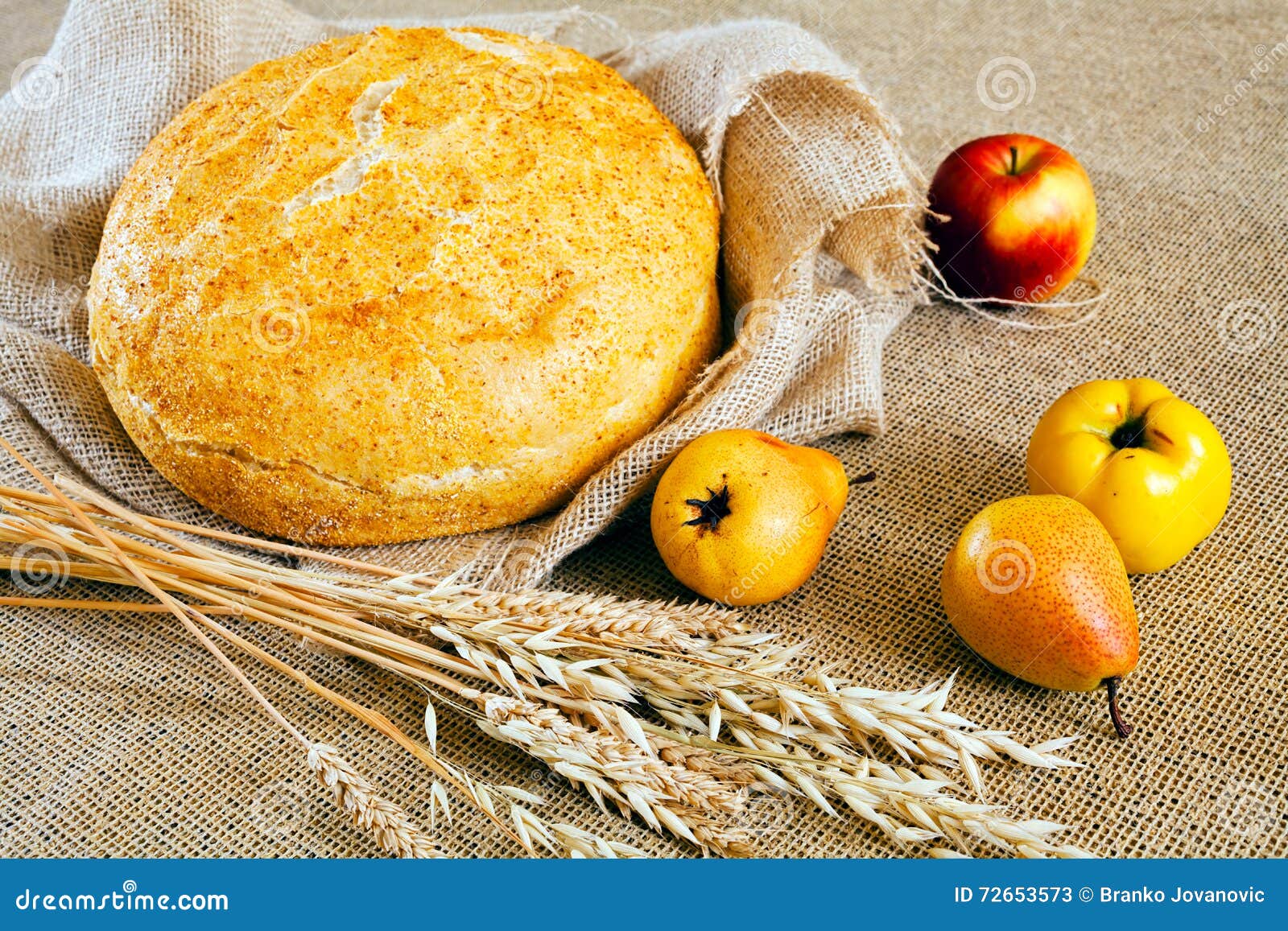 Пшеничные яблоком. Яблоки и пшеница. Хлеб пшеничный с яблоками и грушами. Пшеничные с яблоком картинка.