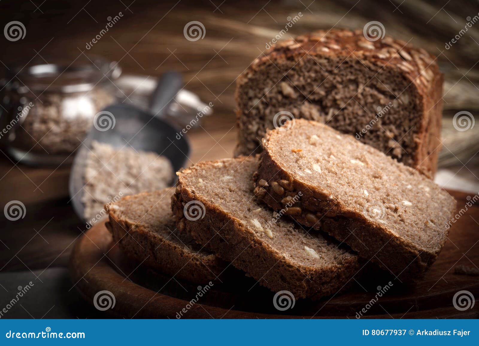 Черный хлеб сахар. Хлеб с семечками. Хлеб с семенами подсолнечника. Черный хлеб с семечками. Цельнозерновой хлеб.