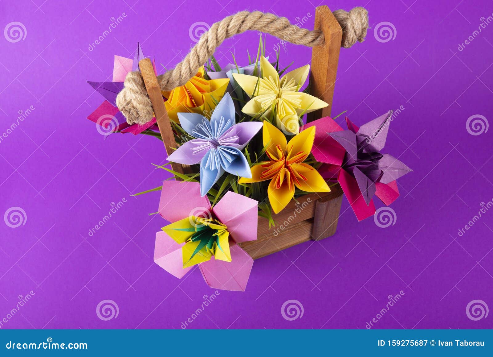 цветные бумажные цветы ручной работы букетное искусство изготавливают избумаги оригами в корзине с травой в студии цветного розо СтоковоеИзображение - изображение насчитывающей картина, концепция: 159275687