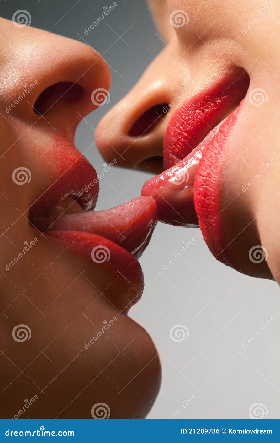 лесби целуются в губы фото 97