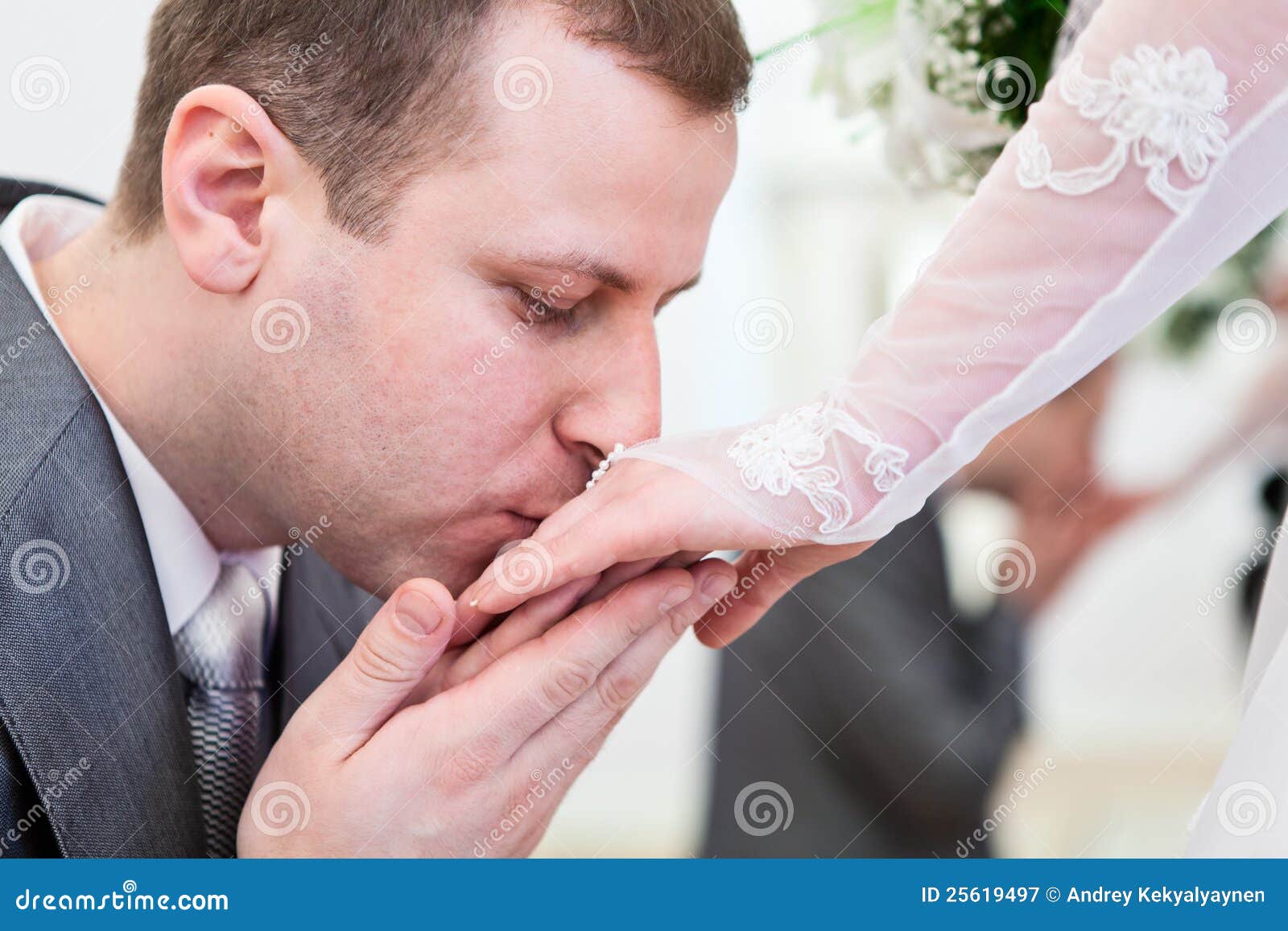 Жених с браком аудиокнига. Жених целует руку невесте. Поцелуй руки. Целовать руки невесте. Мужчина целует руку невесты.