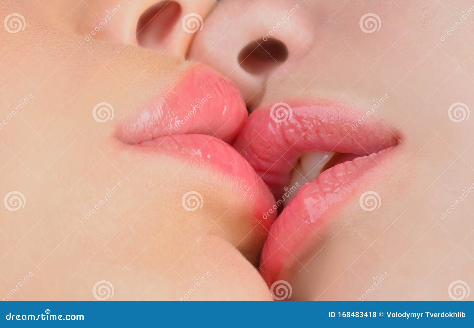 Целуя конец вверх Сексуальные пухлые губы без макияжа 2 Прекрасных сексуальных лесбиянок в любви Страсть и чувственный поцелуй Стоковое Фото - изображение насчитывающей мечтательно, интимность: 168483418