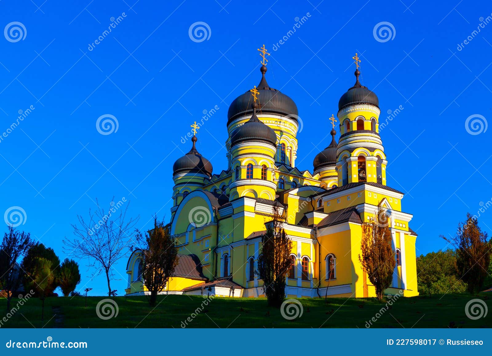 церковь окрашена в желтый цвет Стоковое Изображение - изображение  насчитывающей идиллично, краска: 227598017