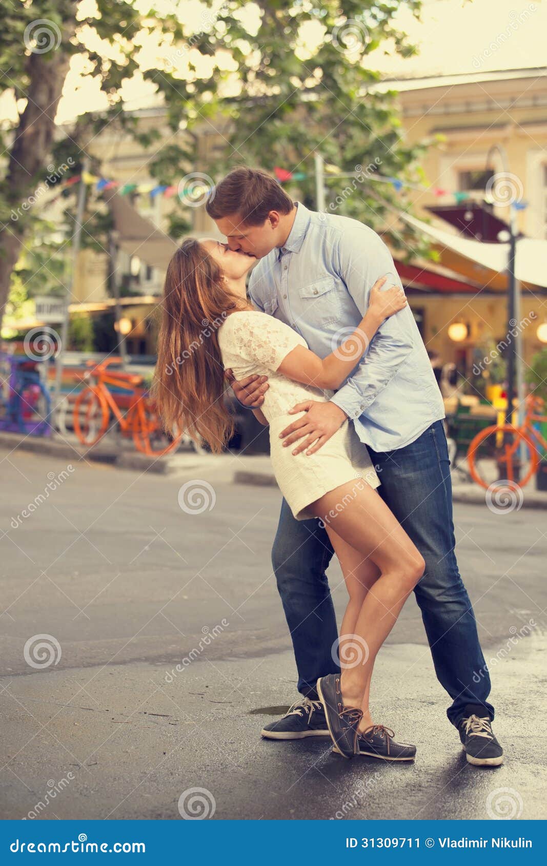 Парень целуется на улице