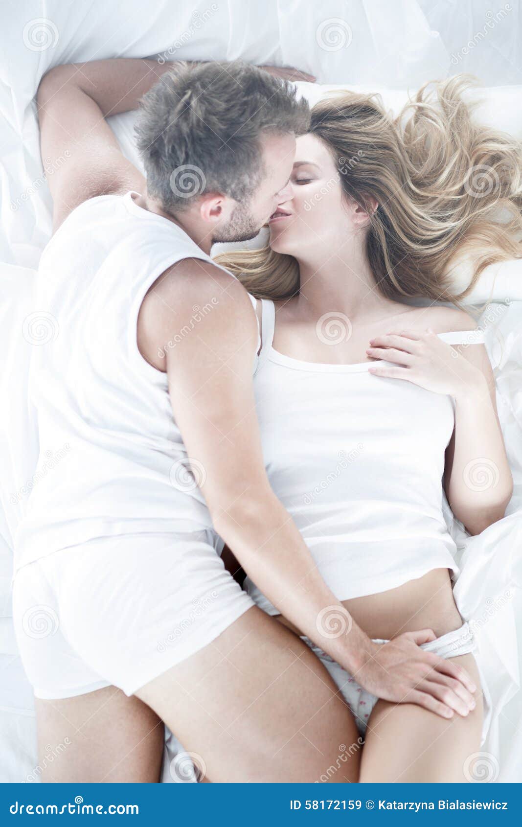 Муж с женой целуются с любовниками. В нежных объятьях. Объятия в постели. Нежности в постели. Нежный мужчина.