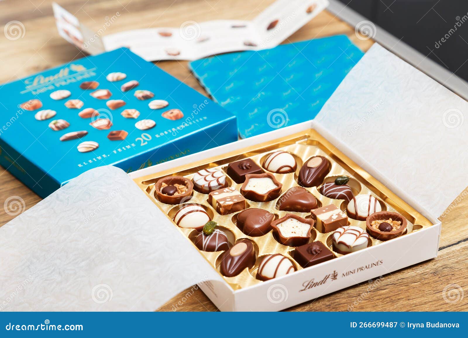 Цюрих, Швейцария, 7 января 2023 : мини-пралин. закрыть открытую маленькую коробку с конфетами Редакционное Фотография - изображение насчитывающей праздник, открыто: 266699487