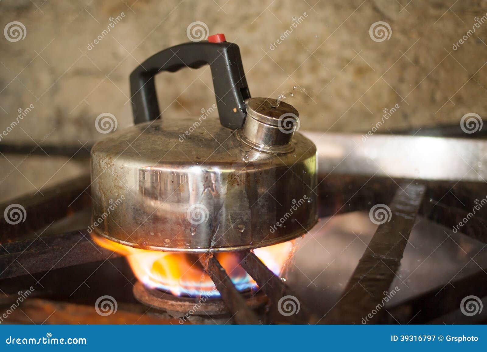 Газовое кипение. Пламя под чайником на газу. ГАЗ на плите горит чайник. Чайник в печке кипит на газе. Может ли загореться чайник на газовой плите.