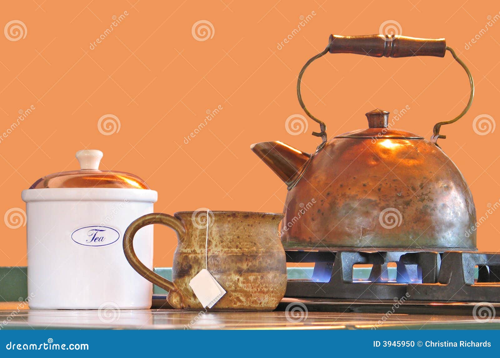 Поставь чайник на 2 минуты. Чайник для плит. Медный чайник с чашками. Чайник для печи. Поставил чайник на плиту.