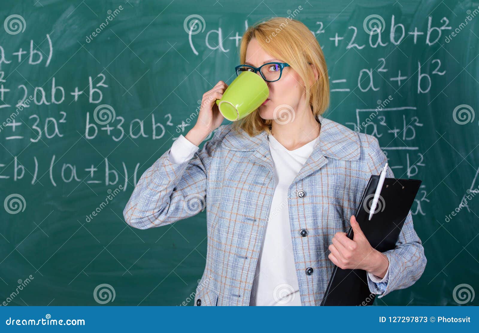 Учителя не пьют. Учитель пьет картинки. Учителя пьют чай. Советские карикатуры на школу. Школьник с пивом.