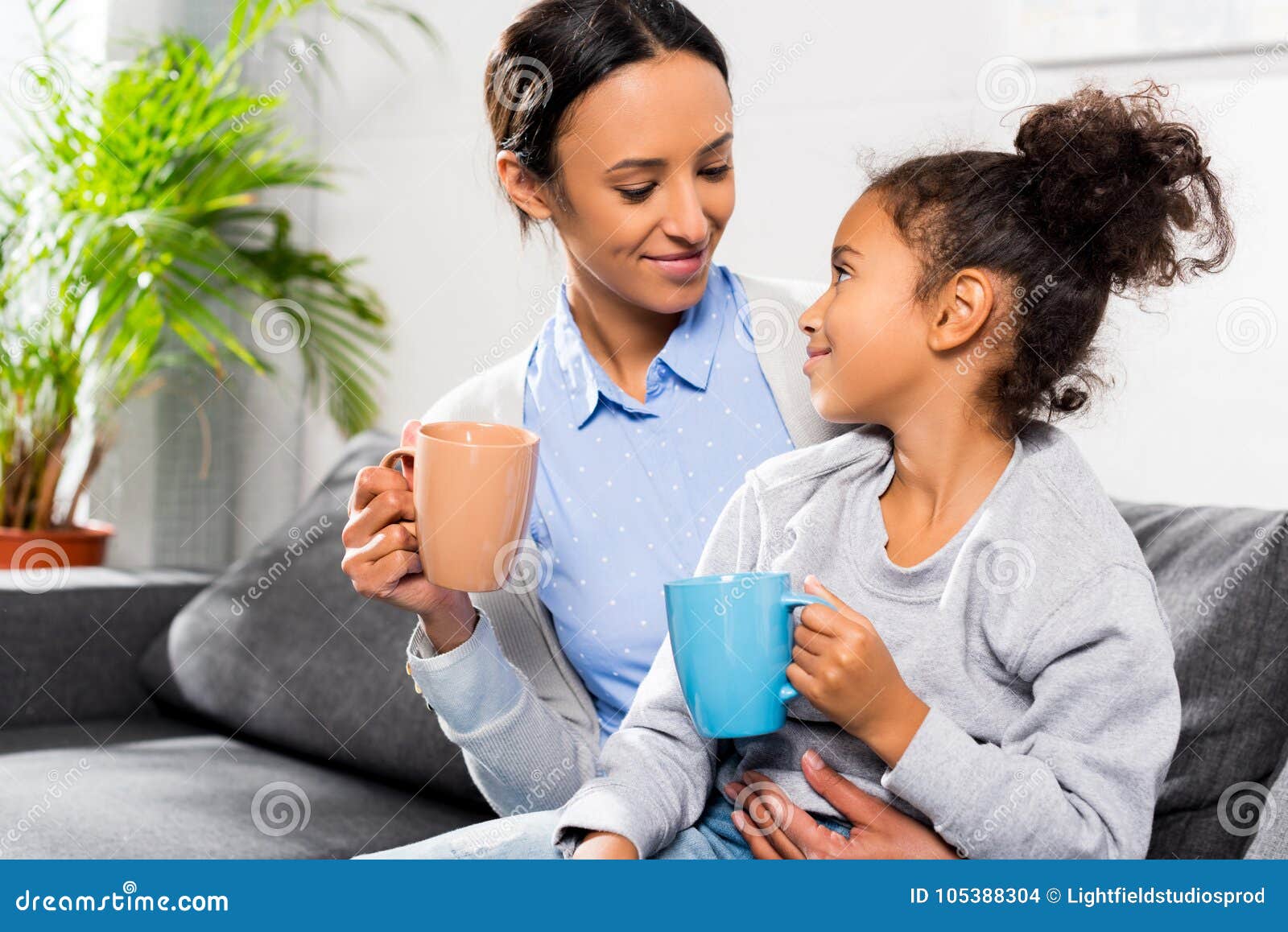 Мама пьет дочку. Чаепитие для мамы и Дочки. Мать и дочь пьют чай. Чаепитие с мамой. Мать и дочка пьют кофе.