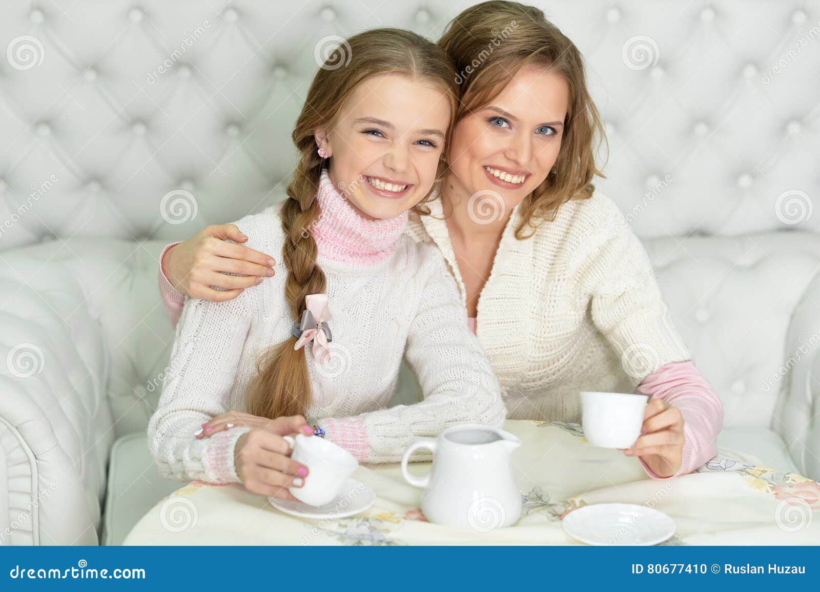Мама пьет дочку. Мама и дочь пьют чай. Чаепитие для мамы и Дочки. Чаепитие с дочкой. Чаепитие с мамой.