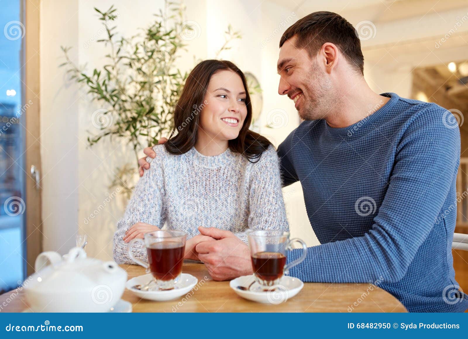 Нормальным будут жена и дети. Семья пьет чай. Счастливая пара девушка наливает чай. Супружеская пара в возрасте пьёт чай. Пьем чай вдвоем в обнимку.