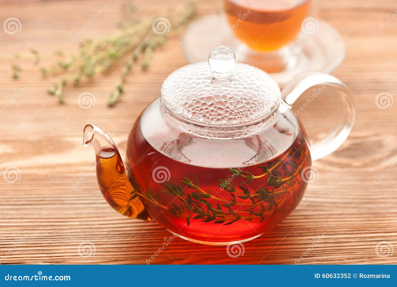 Травяной чай черный. Чайник с травами. Чай в чайнике. Чайник с травяным чаем. Чай с травами в чайнике.
