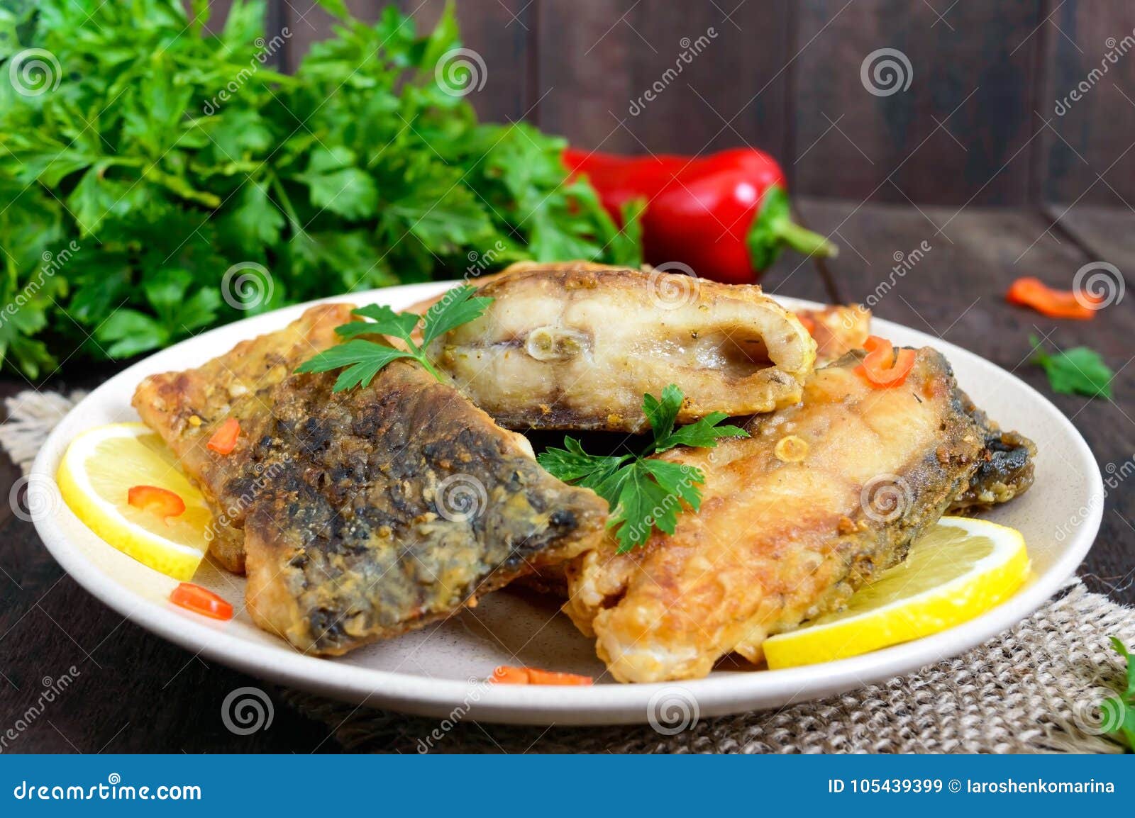 Карп жареный кусочками. Блюдо из рыбы сазан. Жареный сазан. Кусочки жареного карпа на тарелке. Жареный сазан кусок.