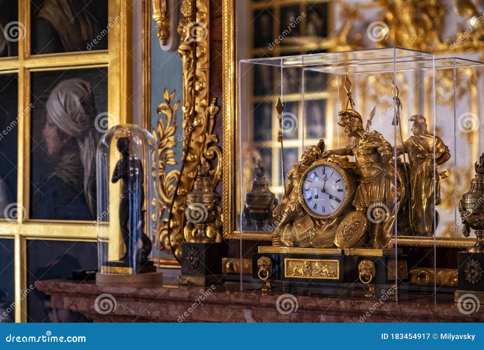 Часы каминной совета стиля империи под стеклянной крышкой Редакционное Фотография - изображение насчитывающей культура, стекло: 183454917