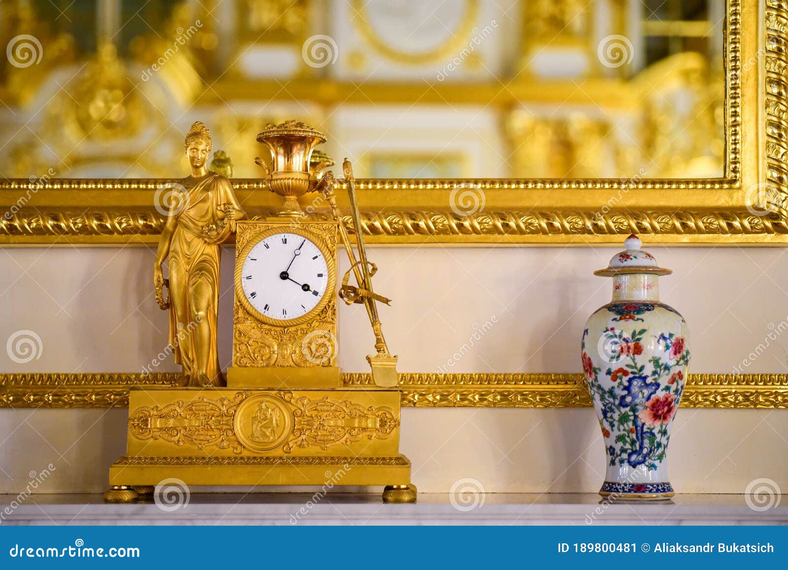 Часы на камине старого золота Стоковое Изображение - изображение насчитывающей декоративно, конструкция: 189800481