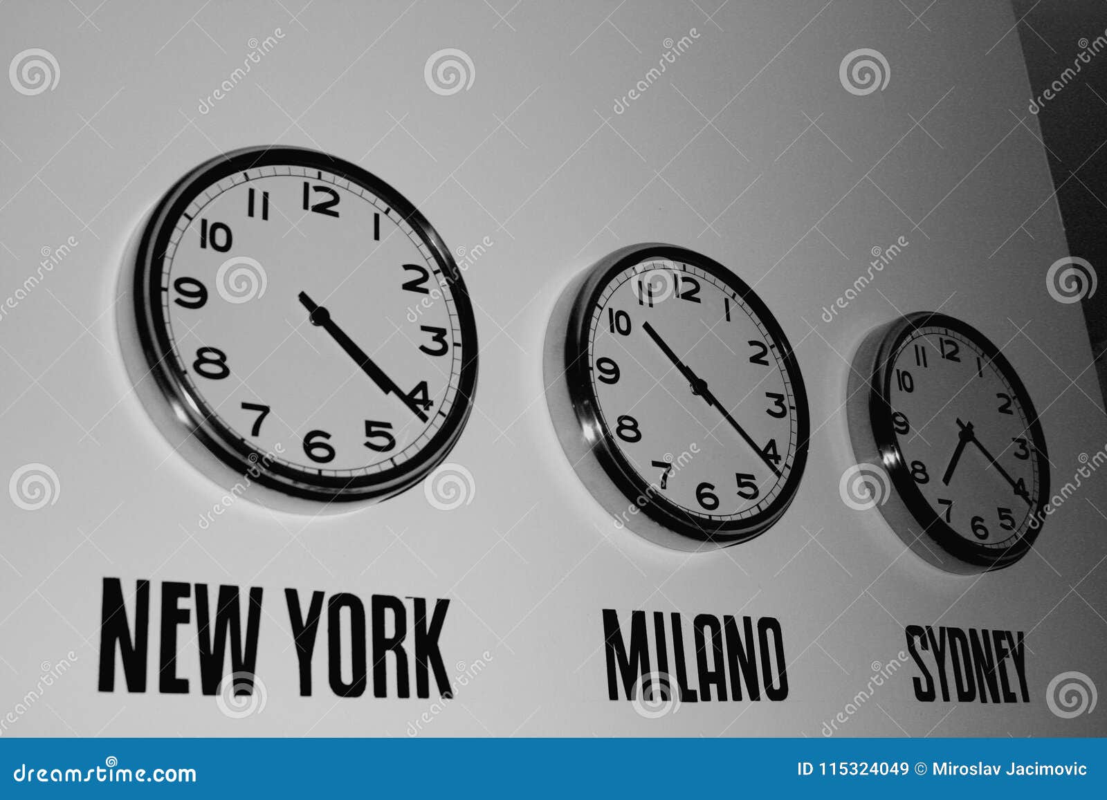 Time will turning time. Часы на стену мировое время. Стена с часами, показывающими Разное время. Стена с часами мировое время. Часы показывает время на стене.