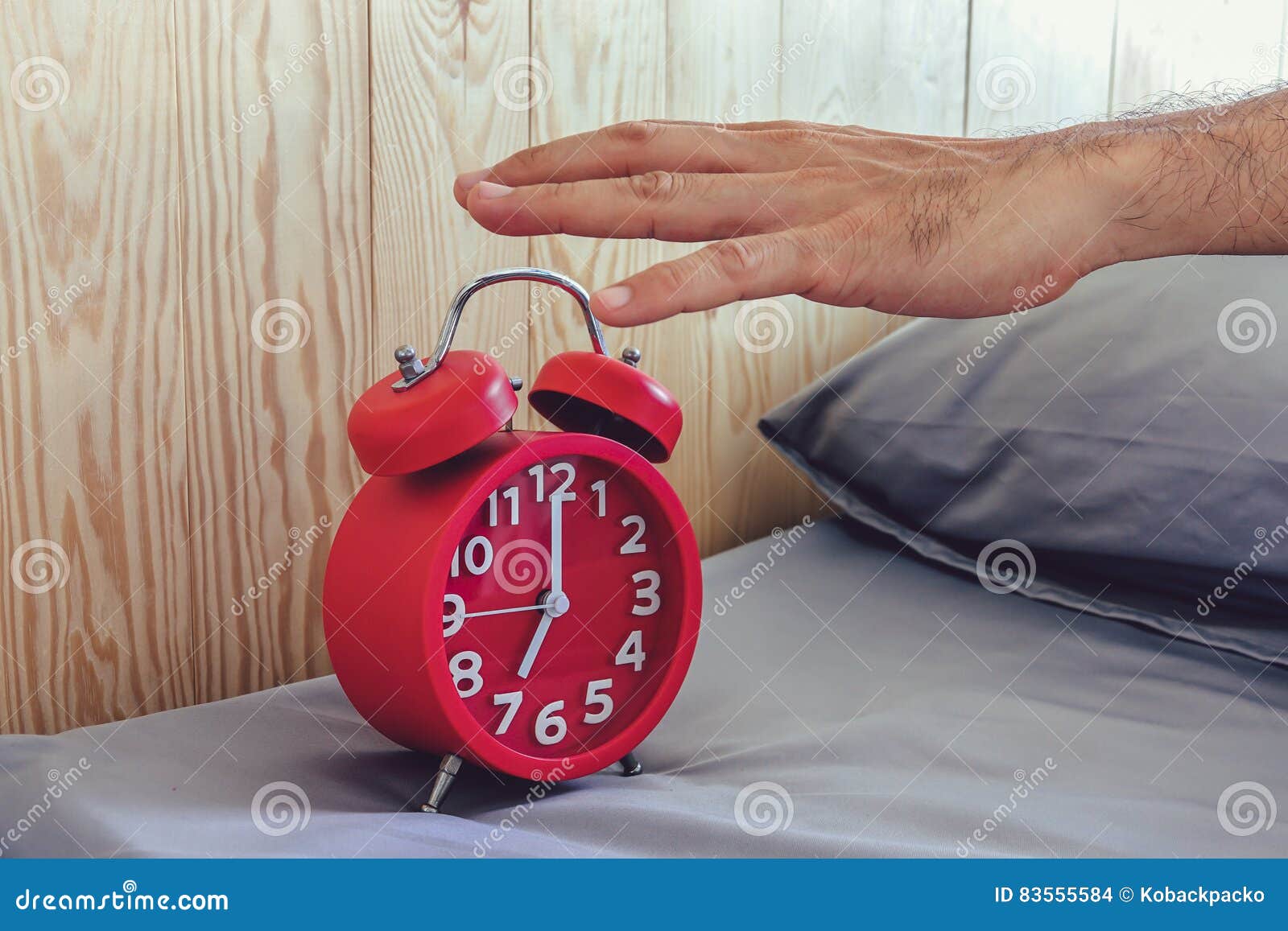 Есть включенный будильник. Виды будильников. Будильник на руке. Человек выключает будильник. Рука выключает будильник.