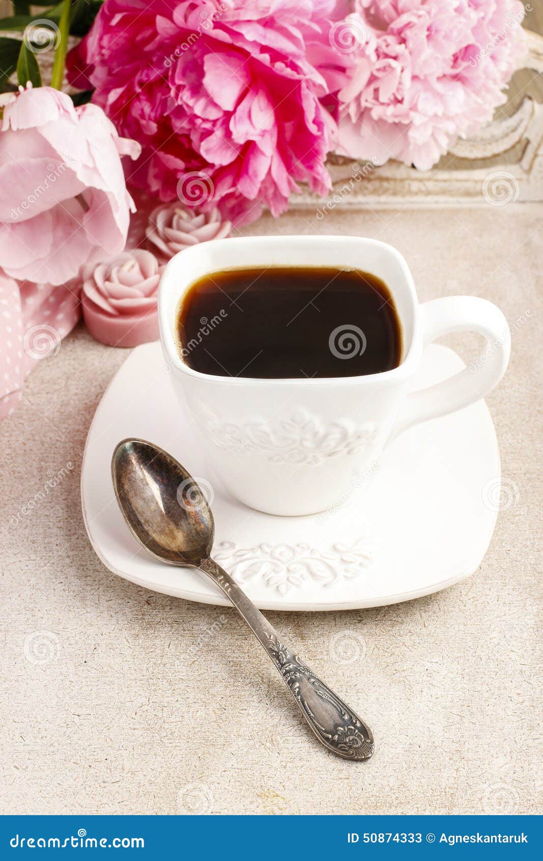 Пионы и чашка кофе