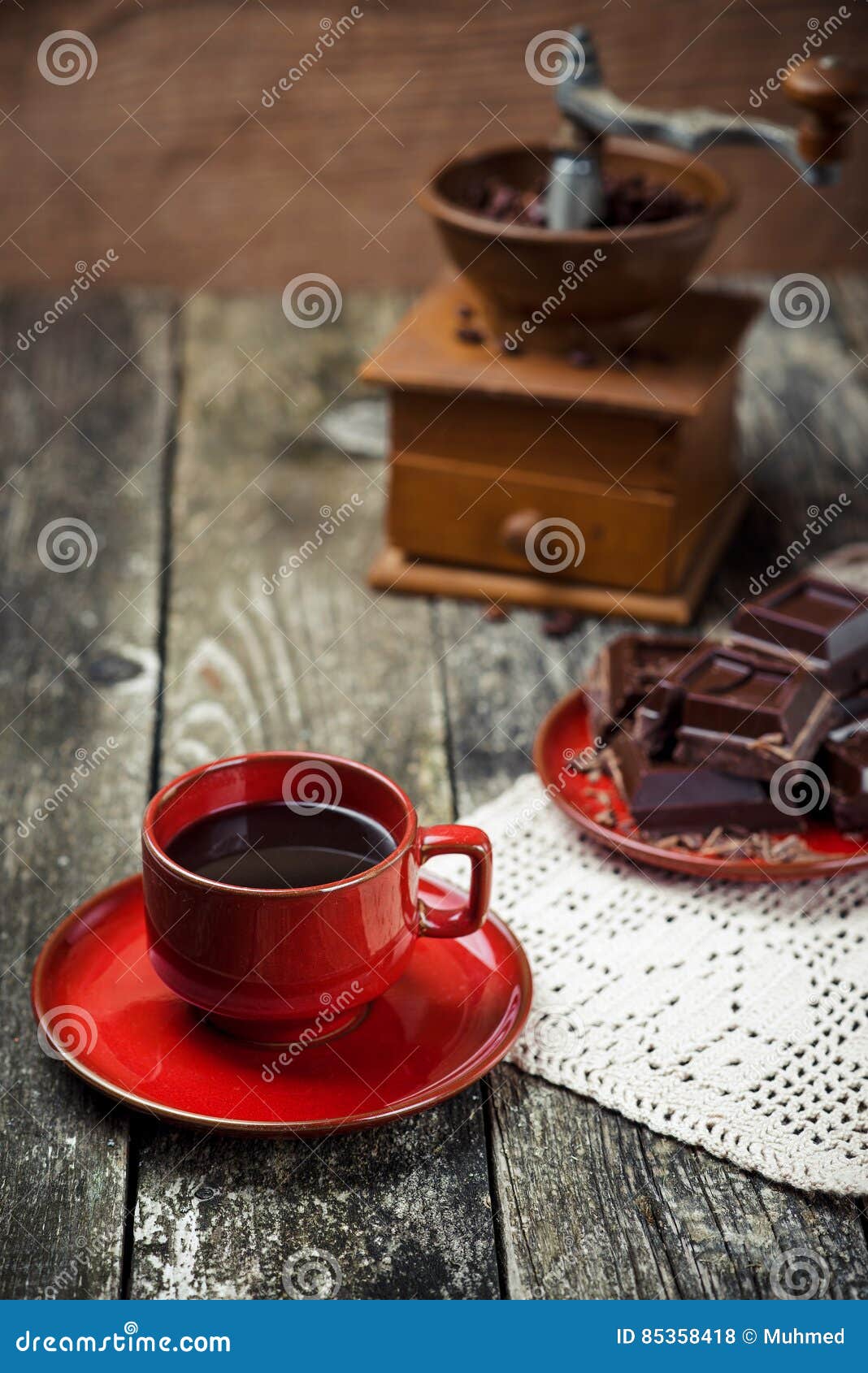 Чашка кофе красная, части шоколада на предпосылке деревянного стола  подкрашивано Селективный фокус Стоковое Фото - изображение насчитывающей  бульвара, кружка: 85358418
