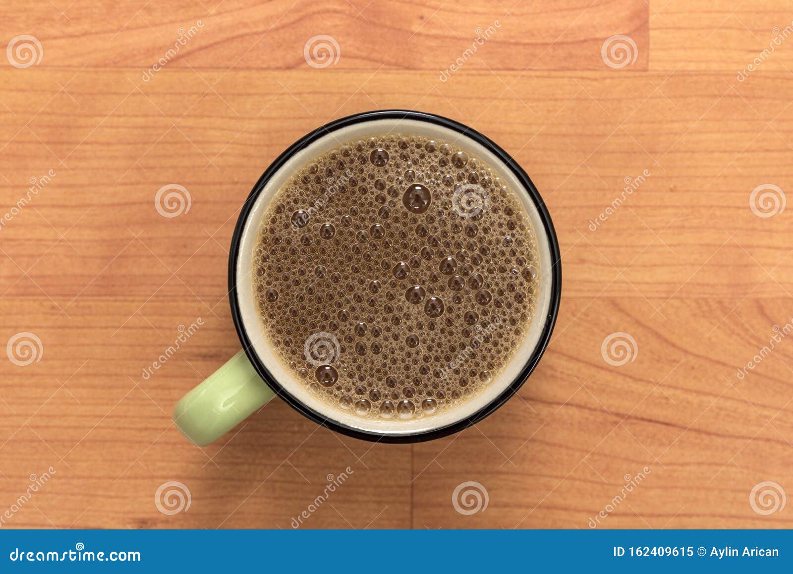 Чашка кофе на столе стоковое изображение. изображение насчитывающей  капучино - 162409615