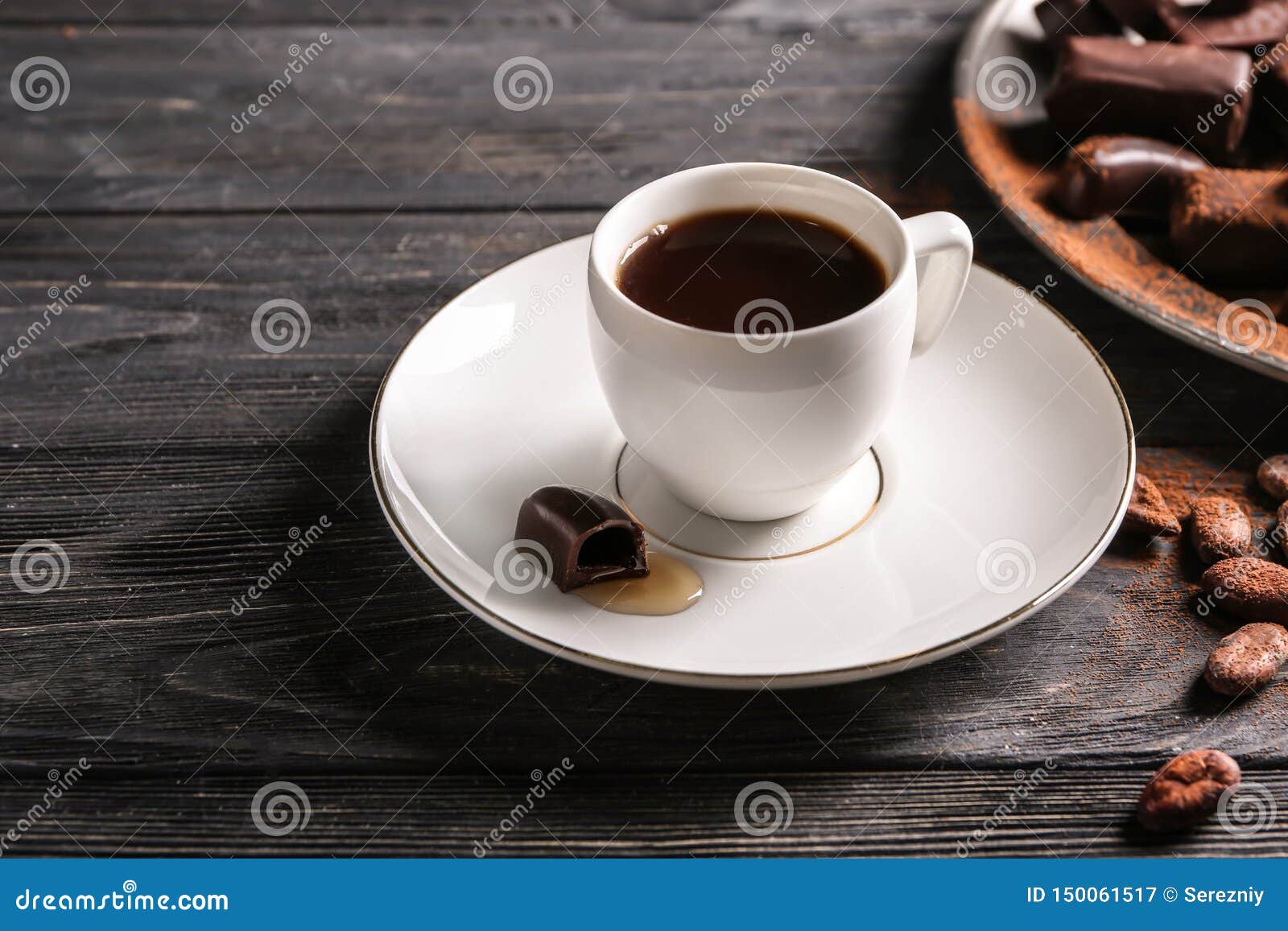 Чашка кофе с конфетой шоколада на деревянном столе Стоковое Изображение -  изображение насчитывающей заедк, какао: 150061517