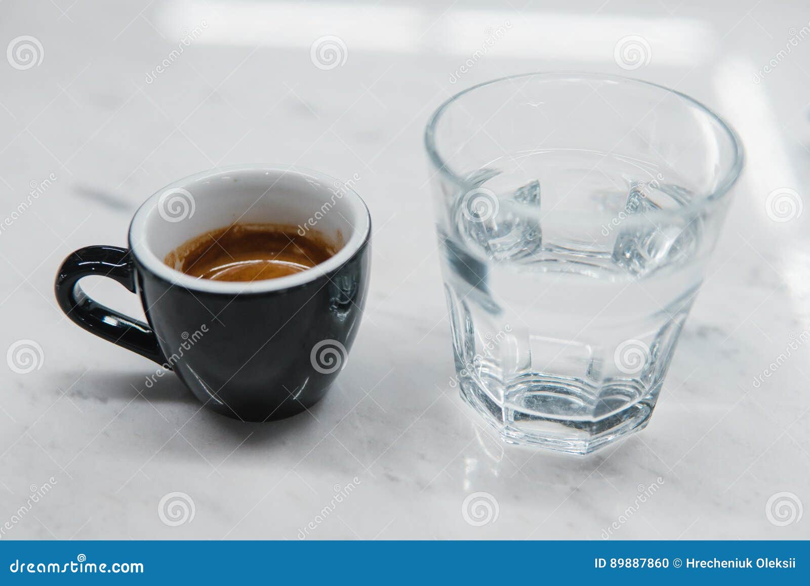 Выпить эспрессо. Эспрессо с водой. Стакан вблизи. Чашки для эспрессо с водой. Эспрессо подача с водой.