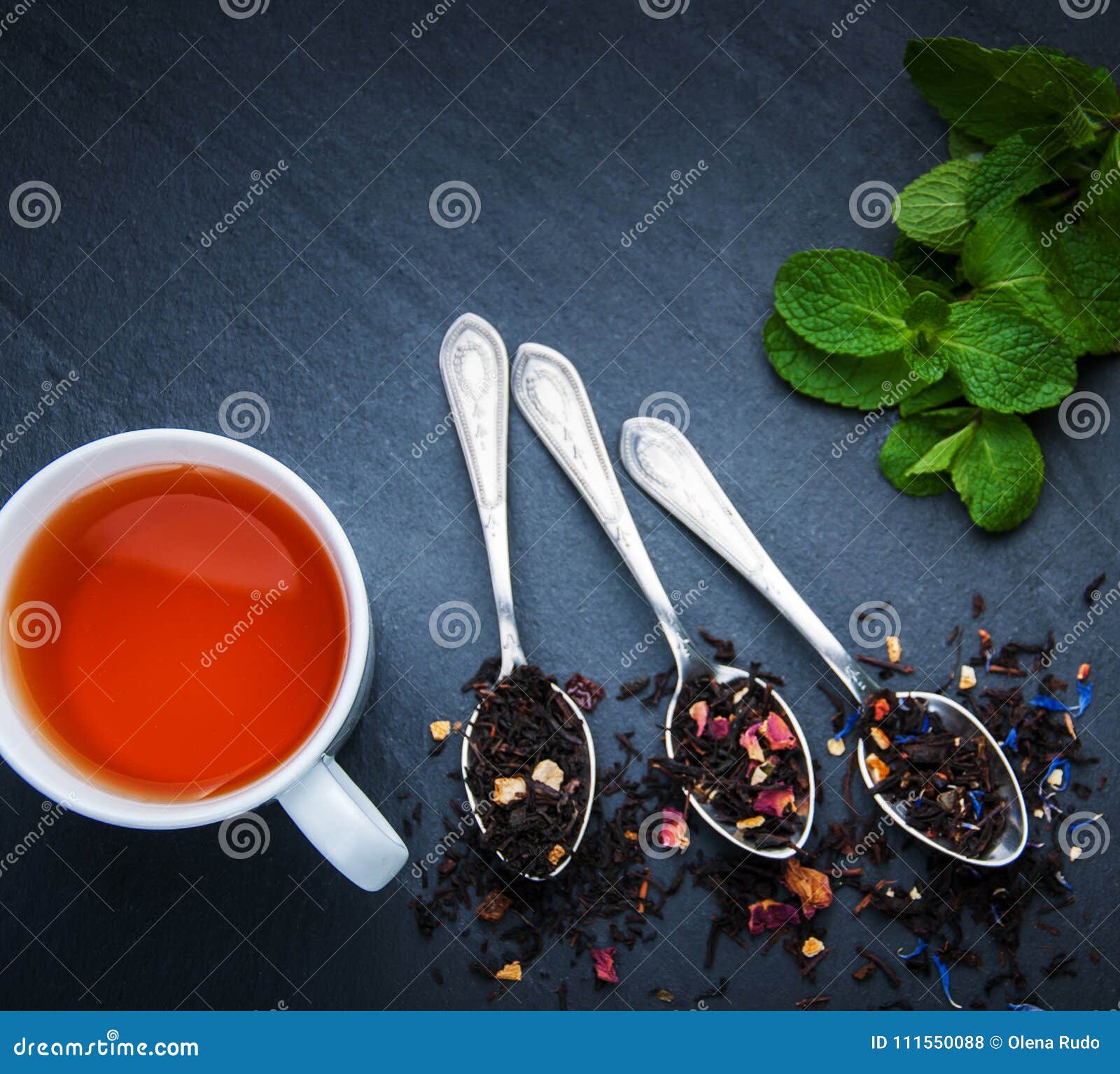 Пью чай с ложкой в кружке. Чай с ложкой. Чайная ложка в кружке. Чай черный с ложечкой. Чайная ложка с чаем.