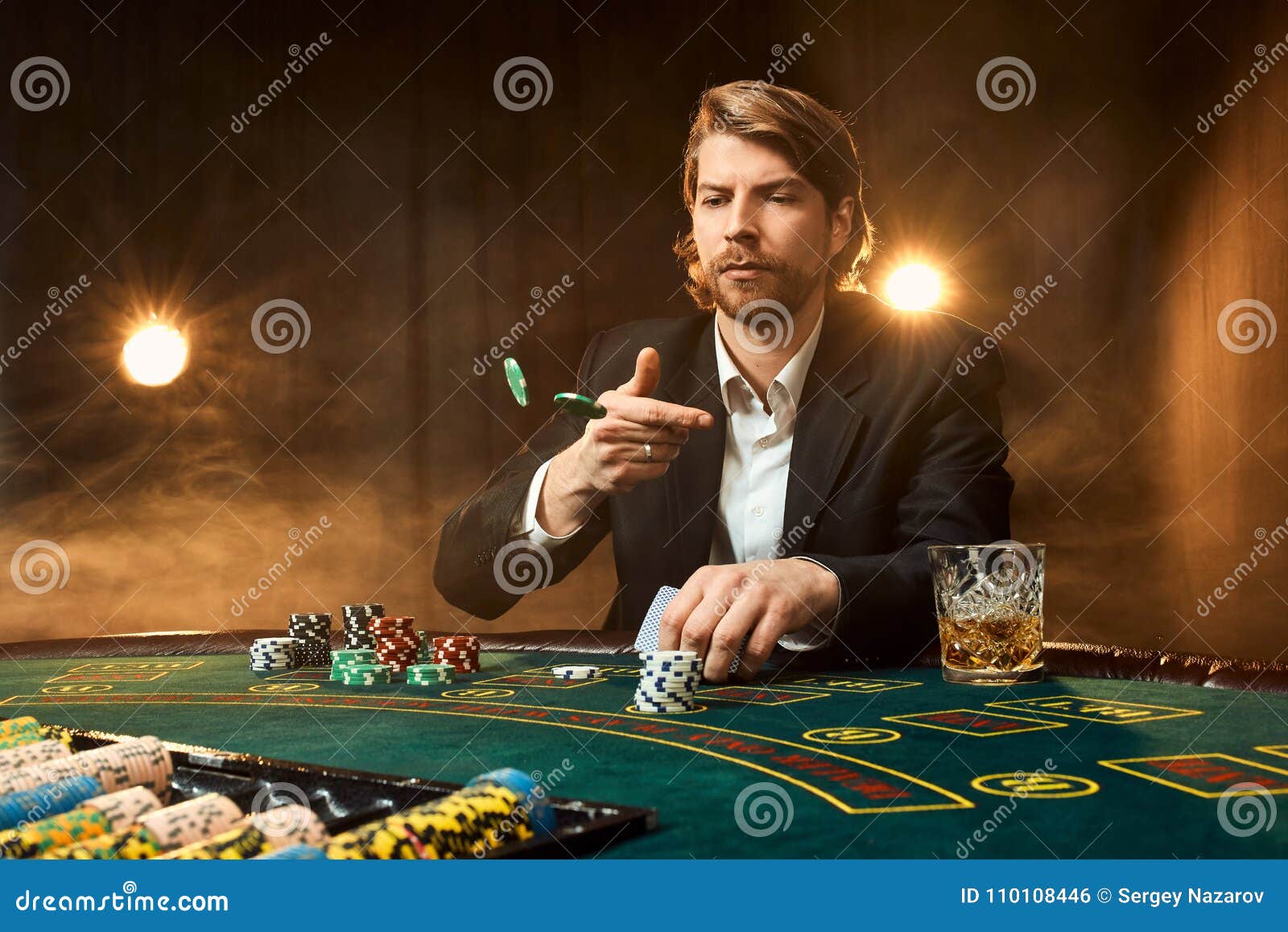 В предвкушении азарта. Мужчина в казино. Мужика за столом покерным. Мужчина в казино арт. Казино мужик с сигарой.