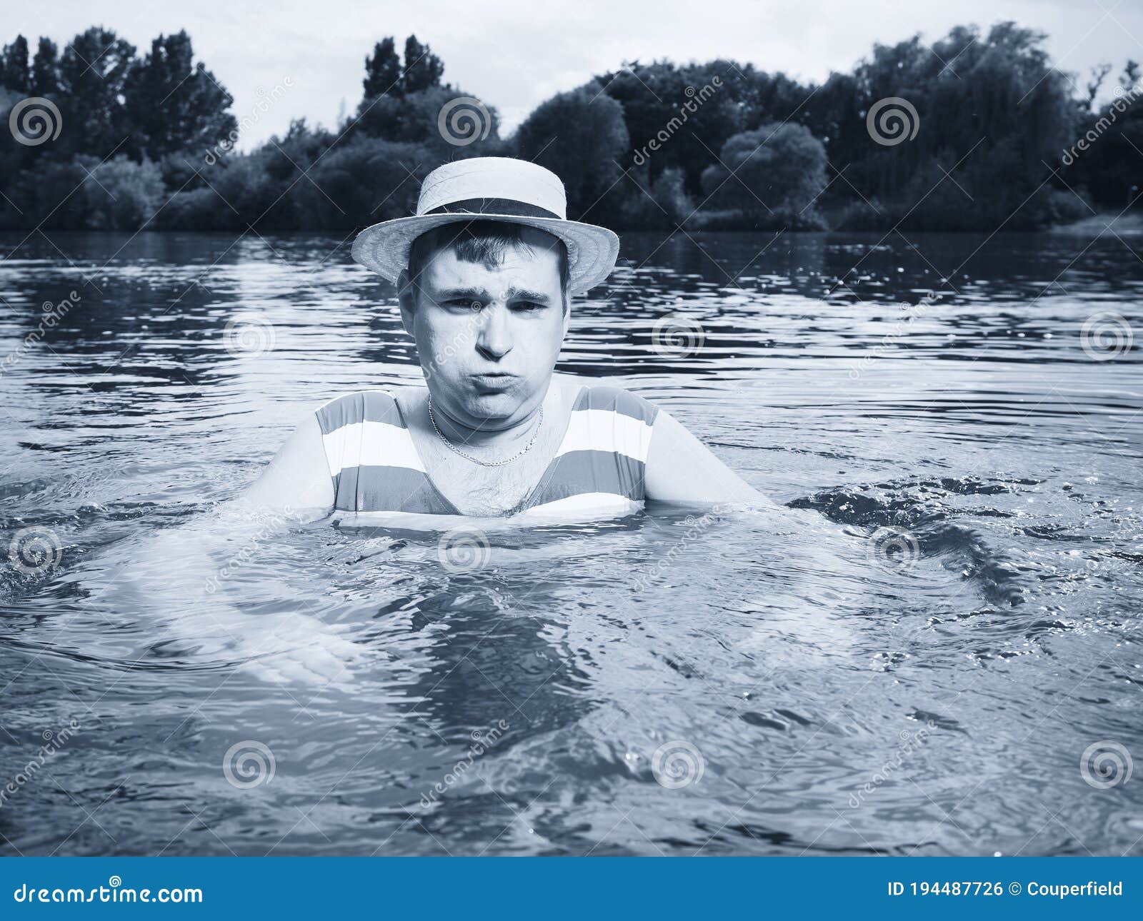 Человек в полосатых купальнике и соломенной шляпе на черно-белых фотографий  в стиле эпохи Стоковое Фото - изображение насчитывающей природа, дневные:  194487726