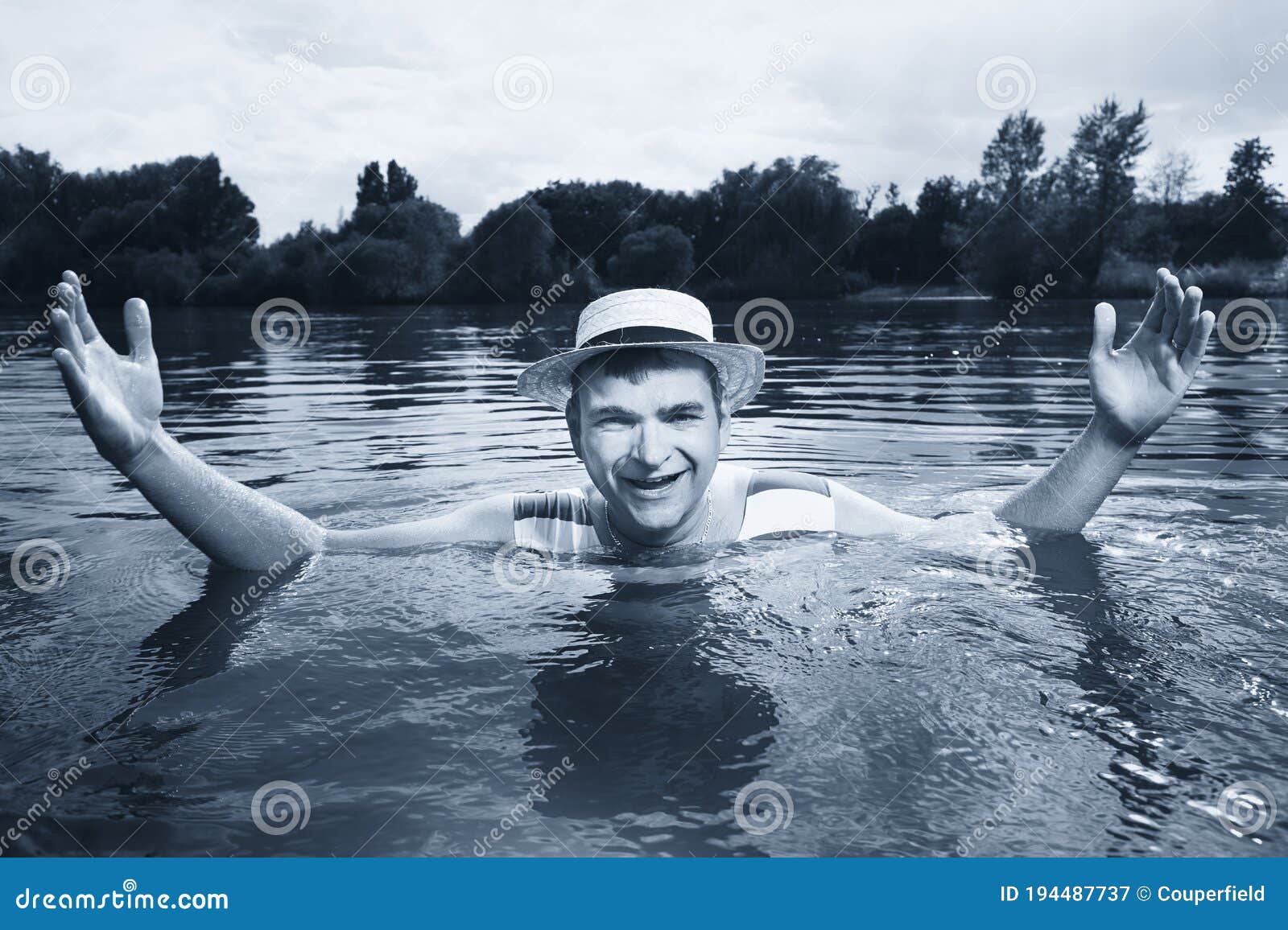 Человек в полосатых купальнике и соломенной шляпе на черно-белых фотографий  в стиле эпохи Стоковое Изображение - изображение насчитывающей фото,  горяче: 194487737