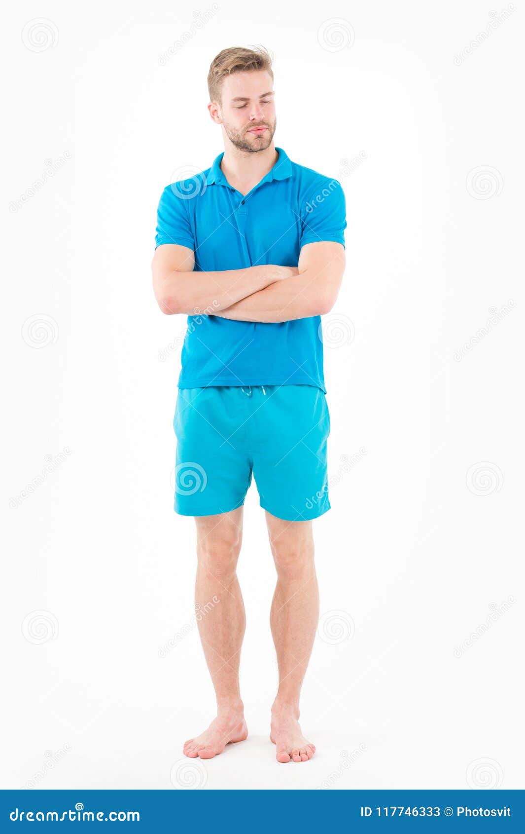 Человек в футболке и шорты Barefoot изолированный на белой предпосылке Бородатый человек с глазами закрыл в голубых одеждах Мачо Стоковое Изображение - изображение насчитывающей фасоли, способ: 117746333