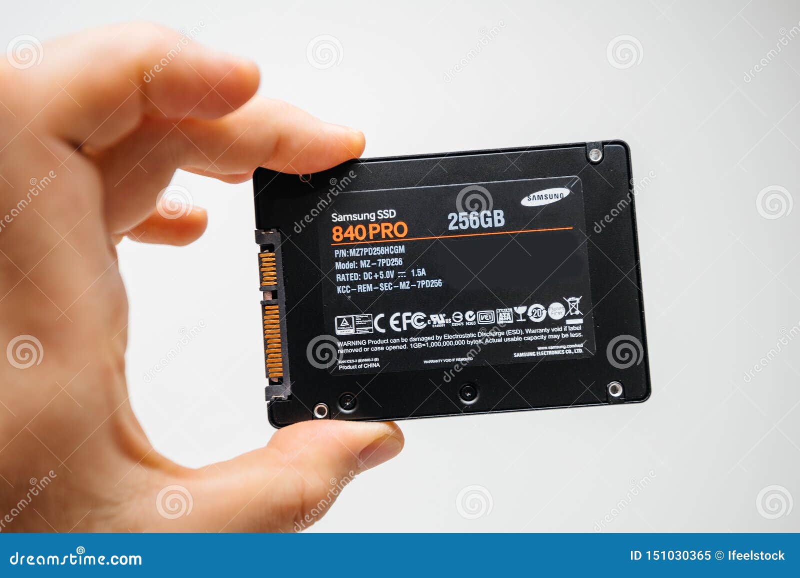 Сколько оставлять свободного места на ssd. SSD 256gb. SSD на 256 ГБ. SSD В руках. Жесткий диск SSD В руке.