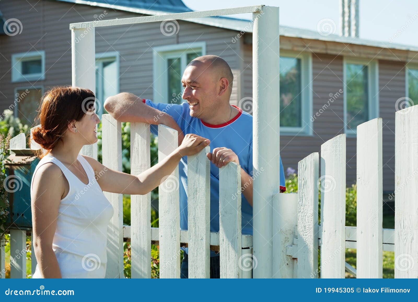 Мама и ее соседка. Человек у забора. Человек около забора. Забор дружные соседи. Соседи по дому.