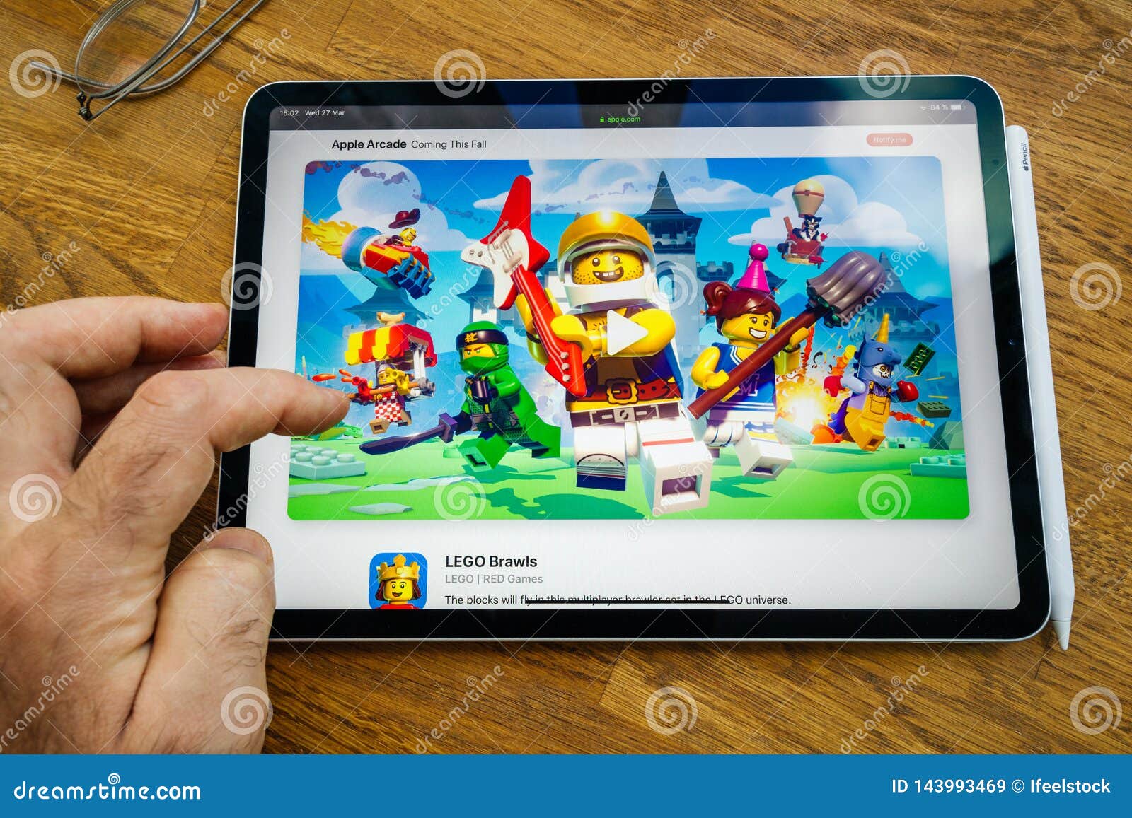 Человек используя чтение планшета IPad Pro о подписке аркады на вебсайте  Яблока Редакционное Стоковое Изображение - изображение насчитывающей  мультимедиа, дело: 143993469