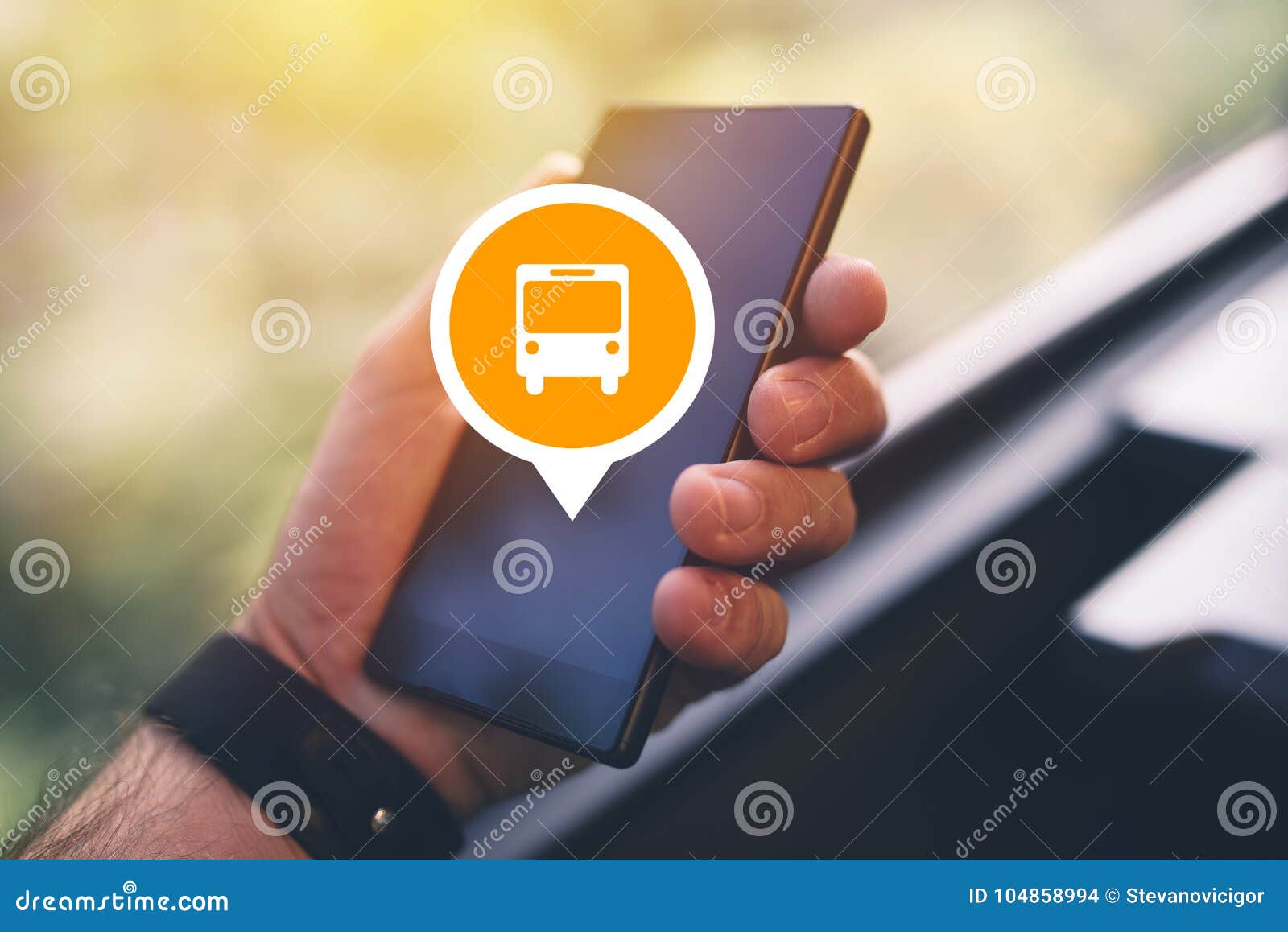 Человек используя Smartphone App для того чтобы купить билет шины  электронный Стоковое Фото - изображение насчитывающей руки, переход:  104858994